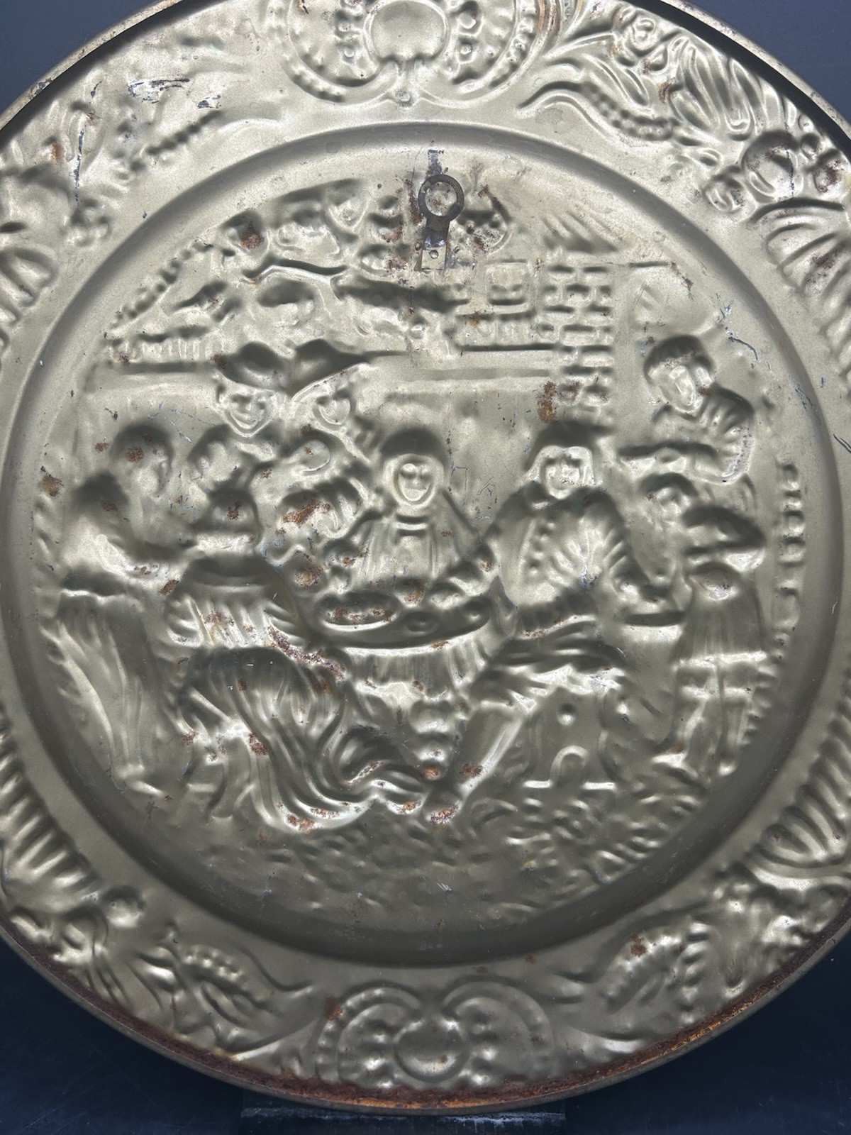 Vintage English Brass Hammered Wall Plate Decorative Tile (14 inch)