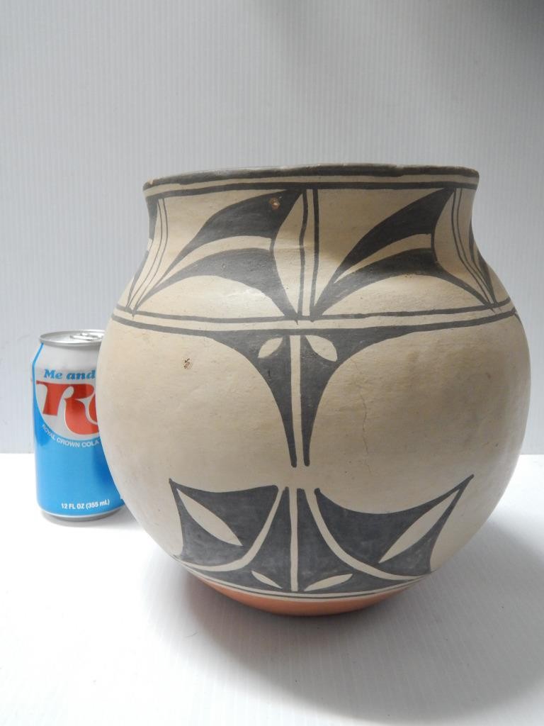 XLRG VINTAGE SANTO DOMINGO INDIAN POTTERY OLLA FORM POT - CONCAVE BASE - XLNT !