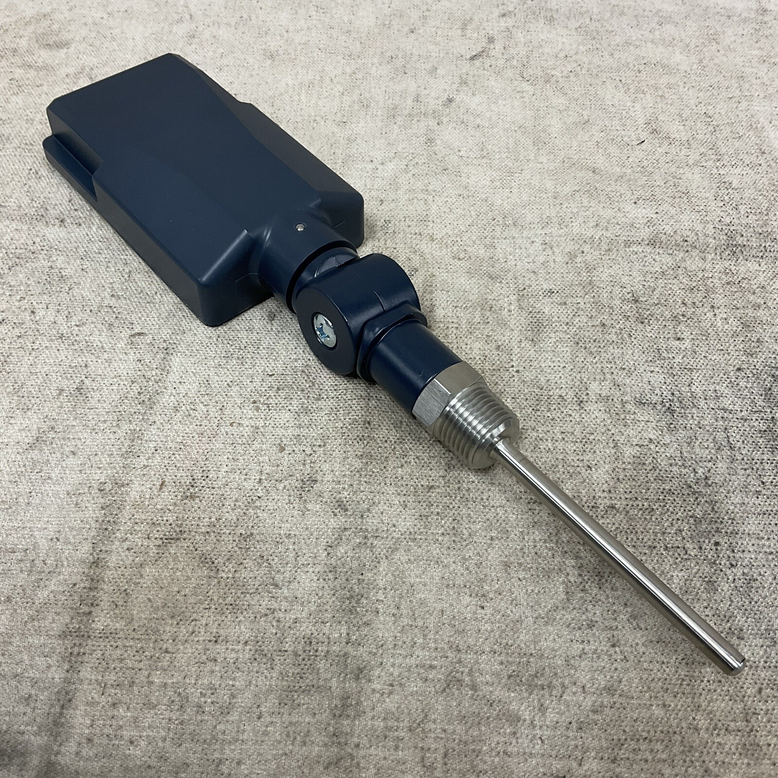 TRERICE SX9560405 Digital Solar-Powered Thermometer -40˚ to 300˚F/-40˚ to 150˚C