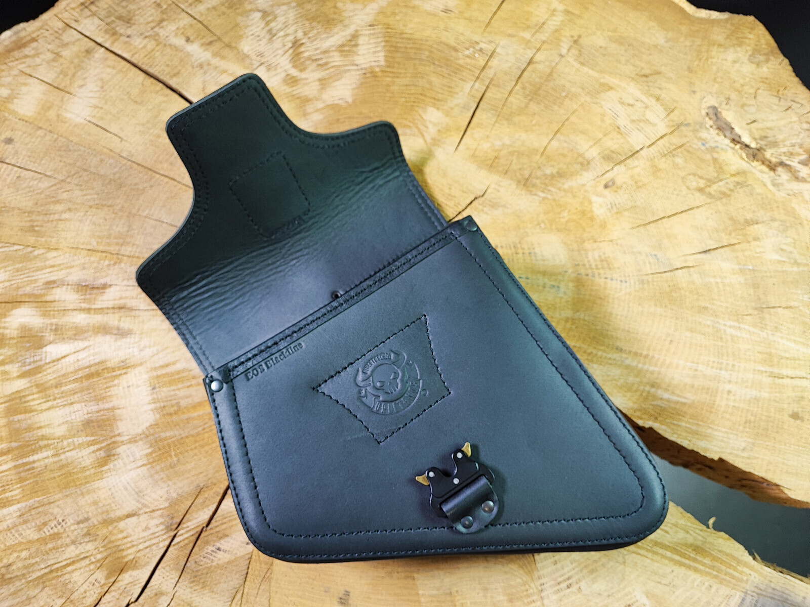 Swing bag EOS Blackline suitable for Harley Sporty Bobber leather