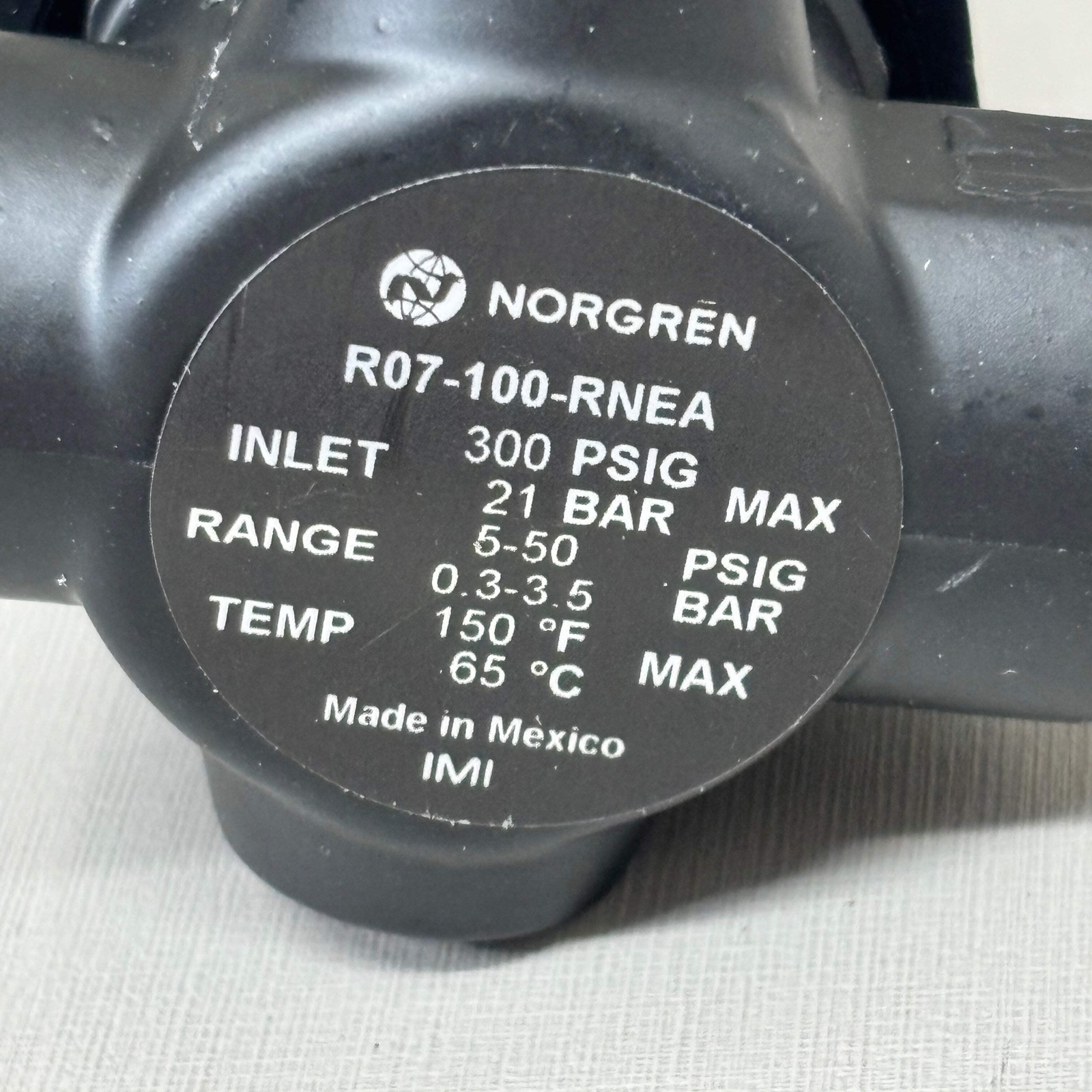 NORGREN Compressed Air Regulator 1/8" NPT 300 Max Psi Miniature R07-100-RNEA