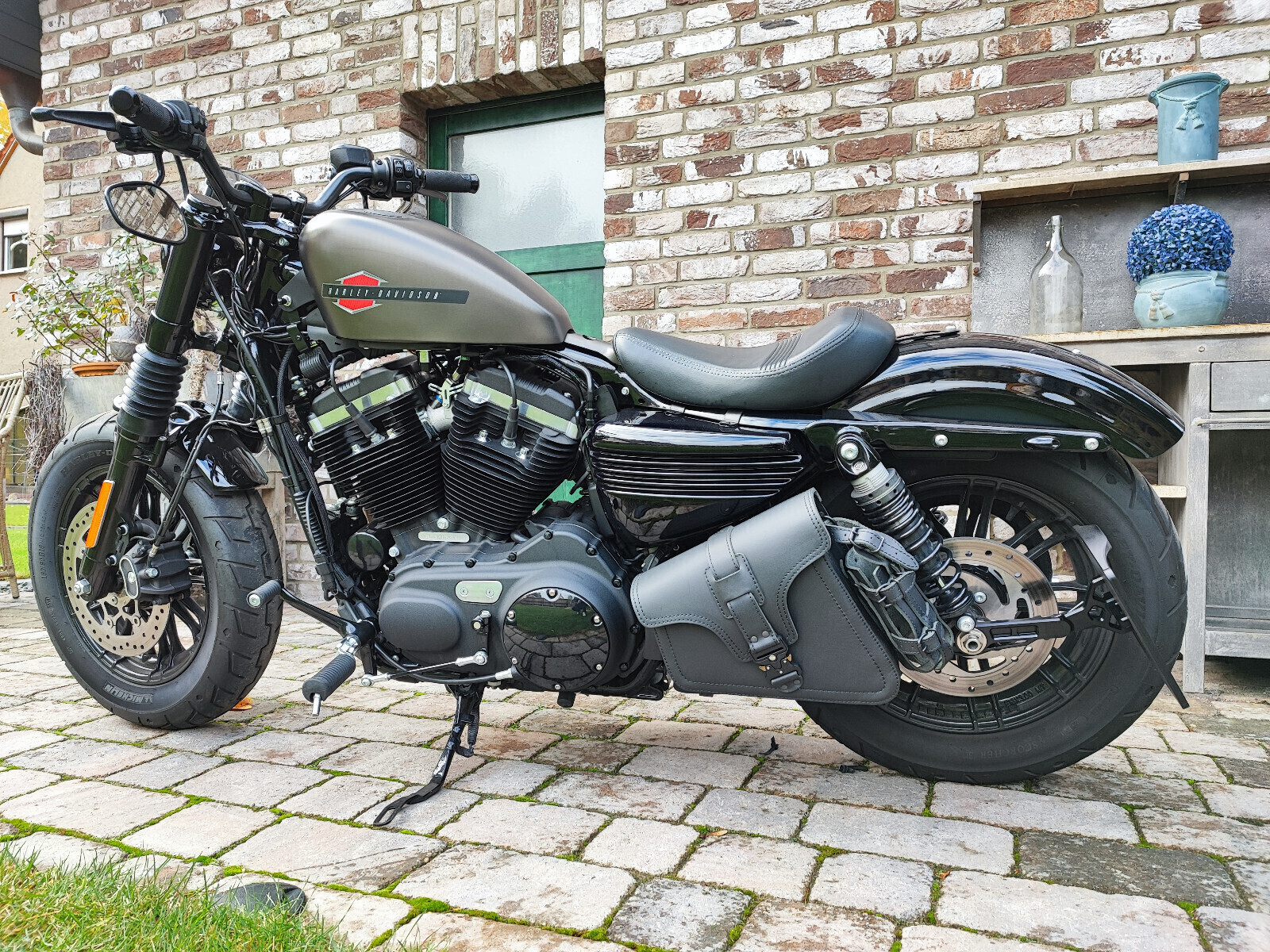 Swing bag EOS Blackline suitable for Harley Sporty Bobber leather