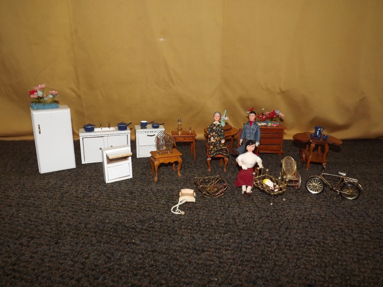 VINTAGE TOY MINIATURE DOLLS  & FURNITURE LOT