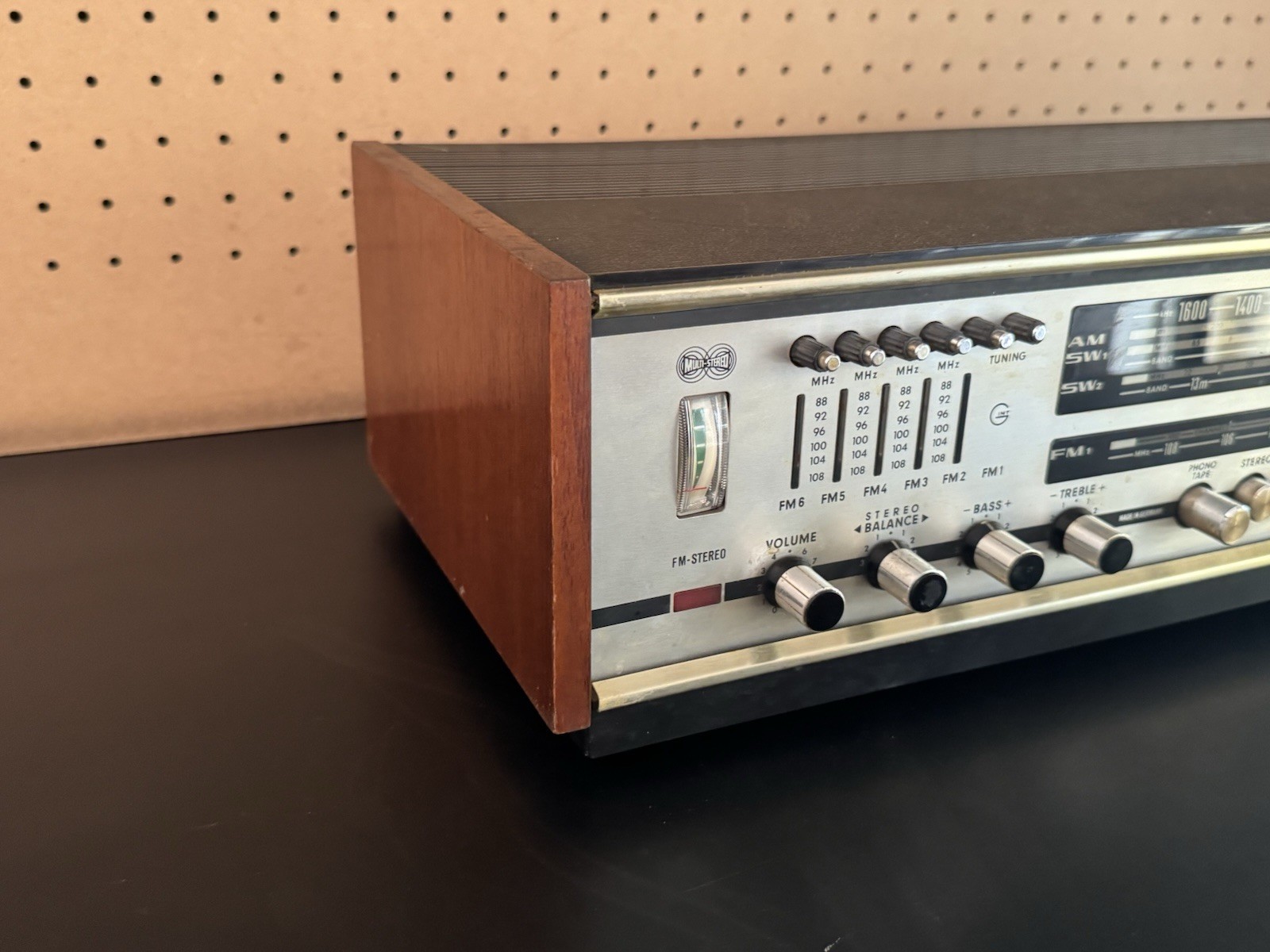 Grundig RTV 360U Solid State Am/Fm Short Wave Radio Stereo w/Speakers *READ*