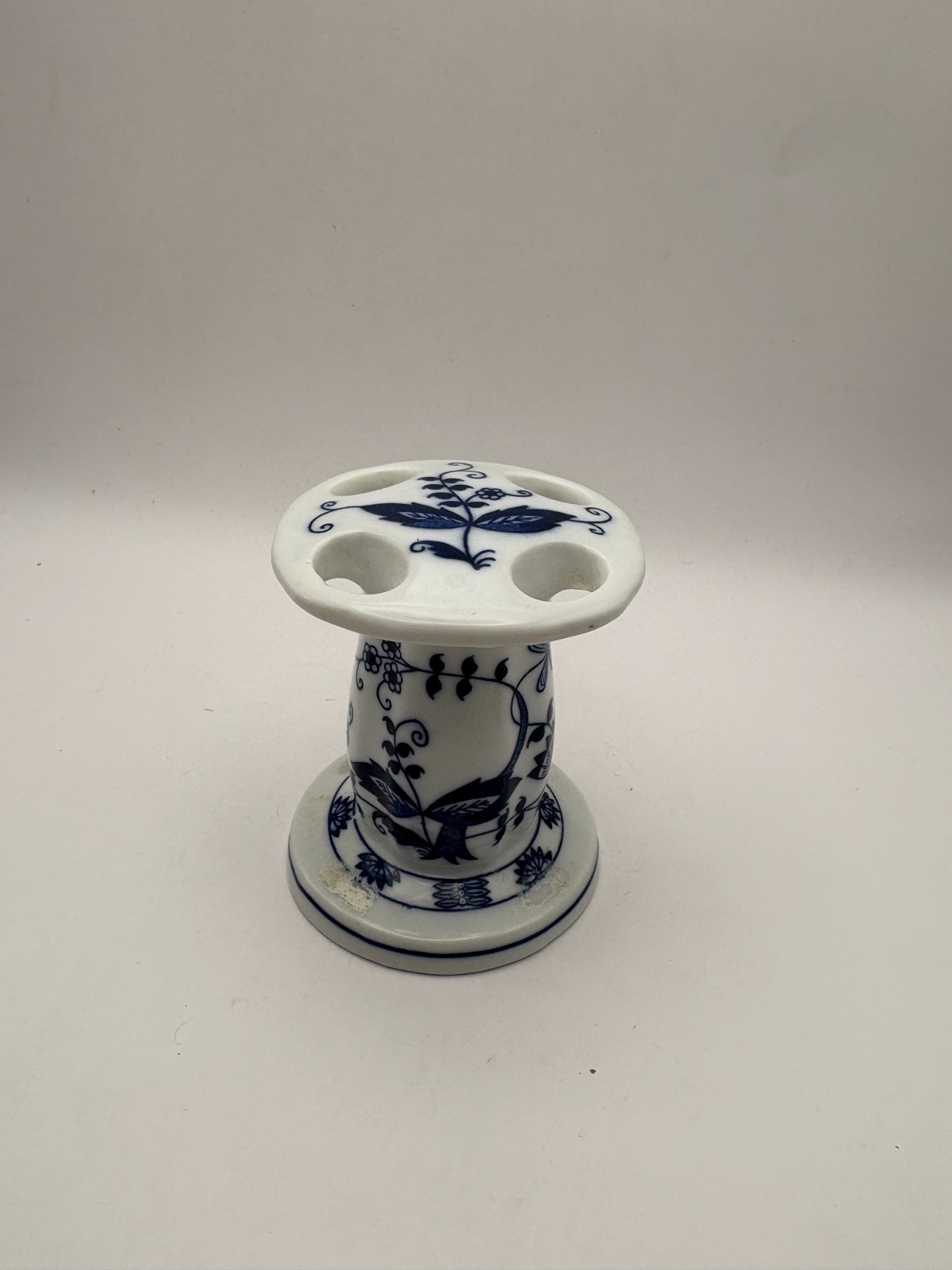 Vienna Woods Japan Blue Onion Design Toothbrush Holder Blue White