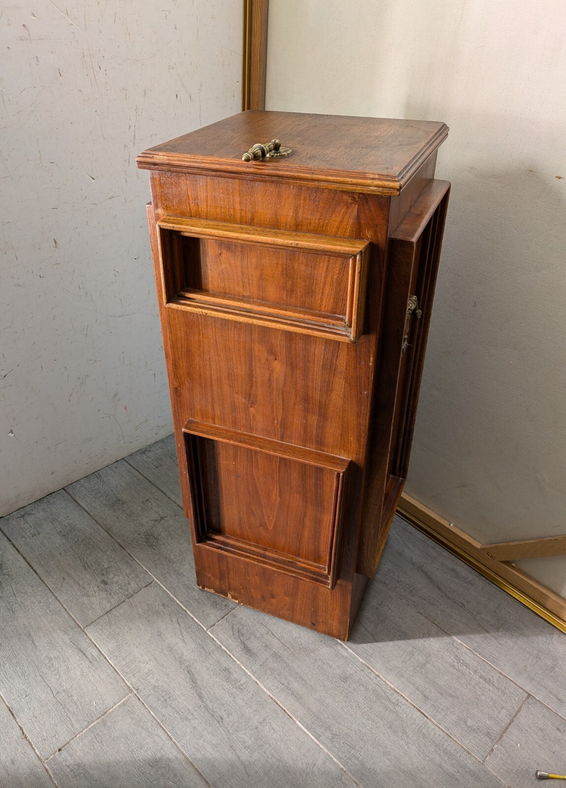 Vintage Art Deco English Regency Flip Top Cellarette Liquor Bar Rolling Cabinet