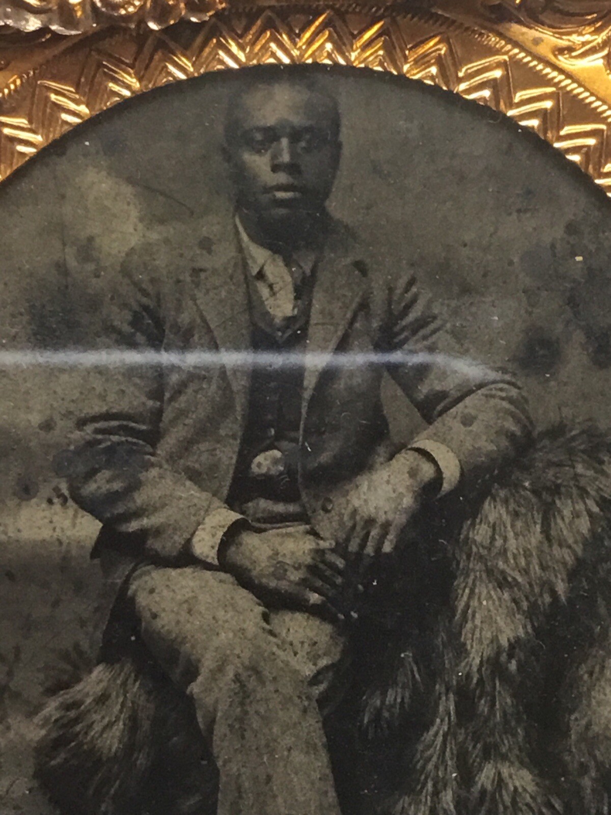 1800 HANDSOME WELL DRESSED AFRICAN AMERICAN MAN SUIT FUR RUG Tin Type Photo