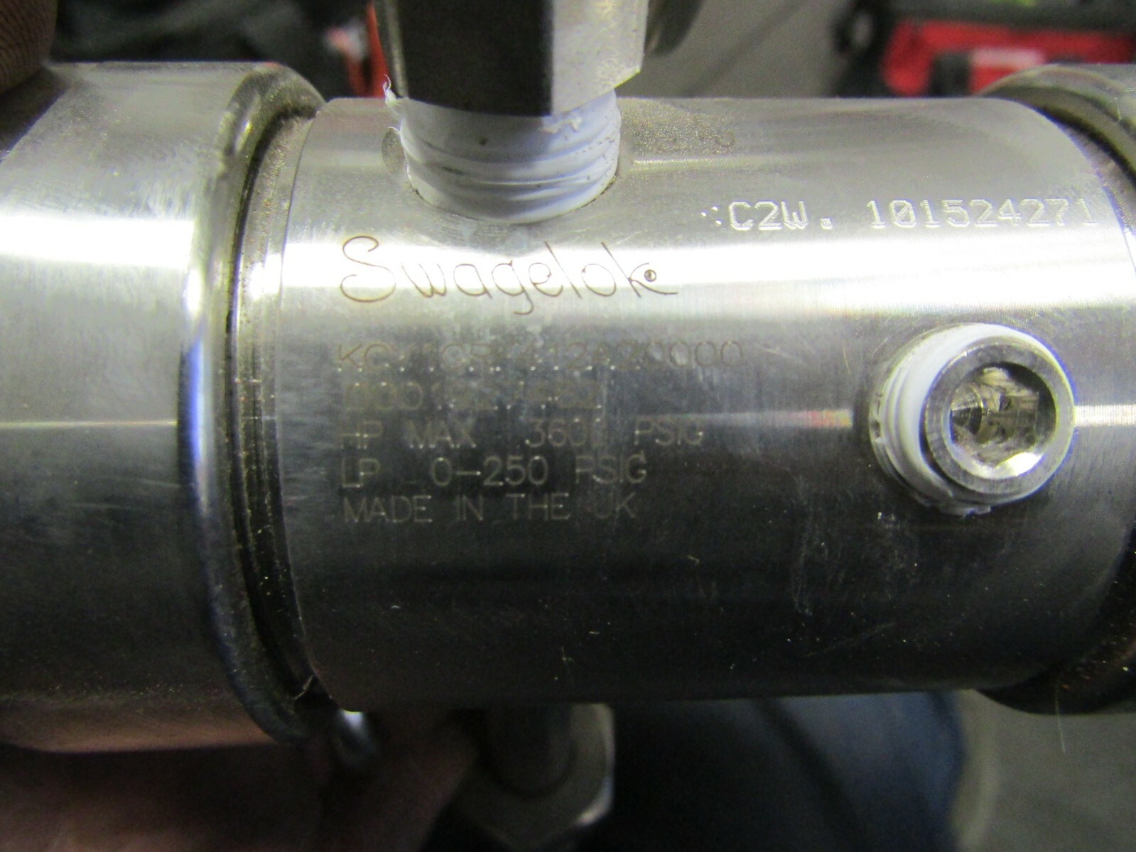 😎 SWAGELOK STAINLESS STEEL 2-STAGE PRESSURE REGULATOR KCY1GRF412A20000