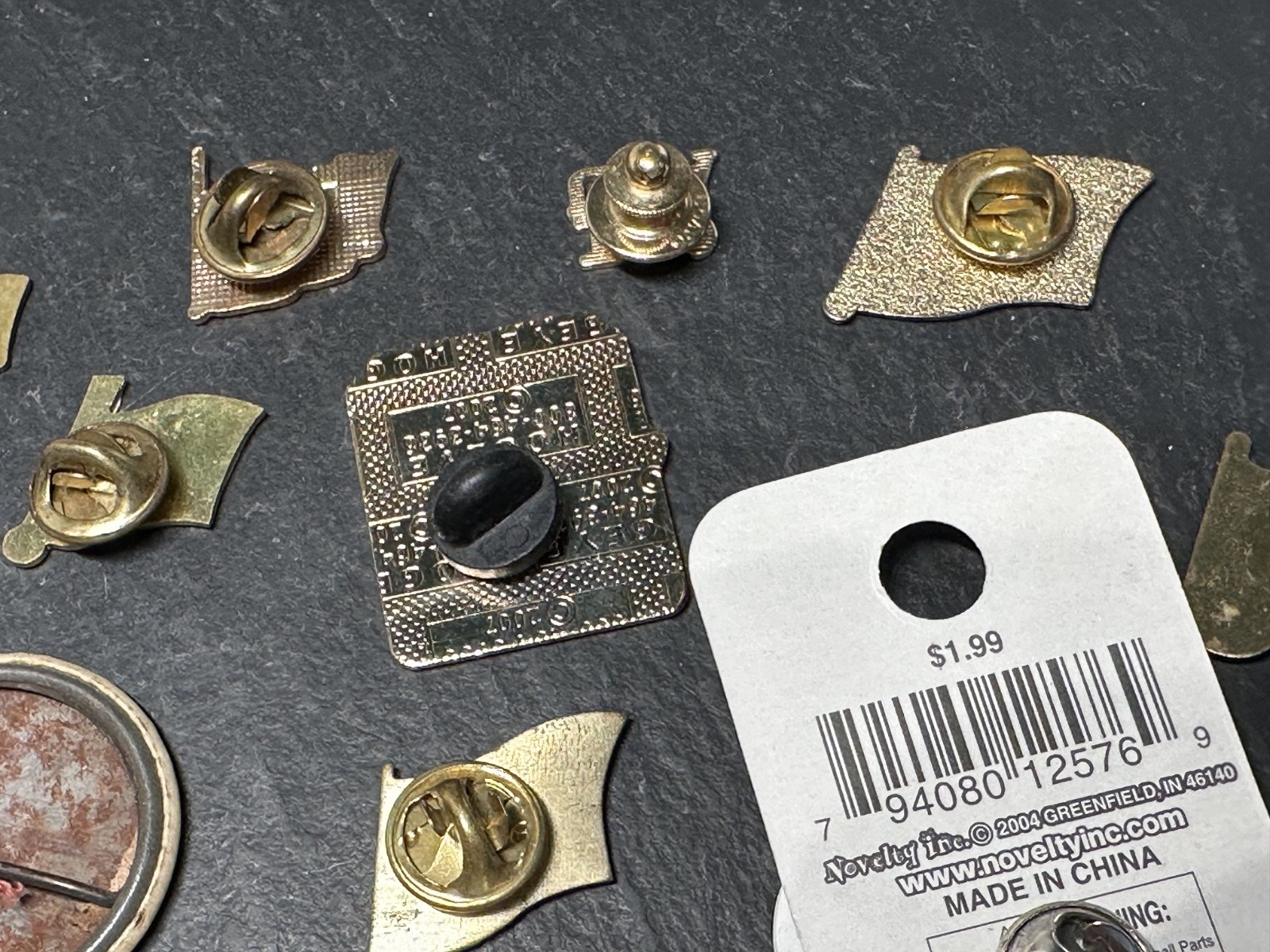 LOT OF 35+ VINTAGE USA PATRIOTIC PINS : FLAGS, VETERANS, '76, MORE I127