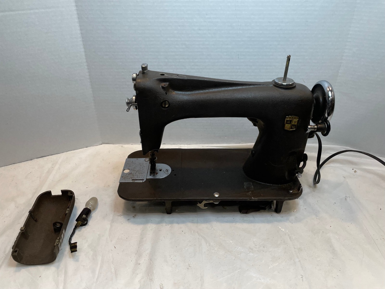 Montgomery Ward Model 30 Streamliner Electric sewing machine - Parts or Repair
