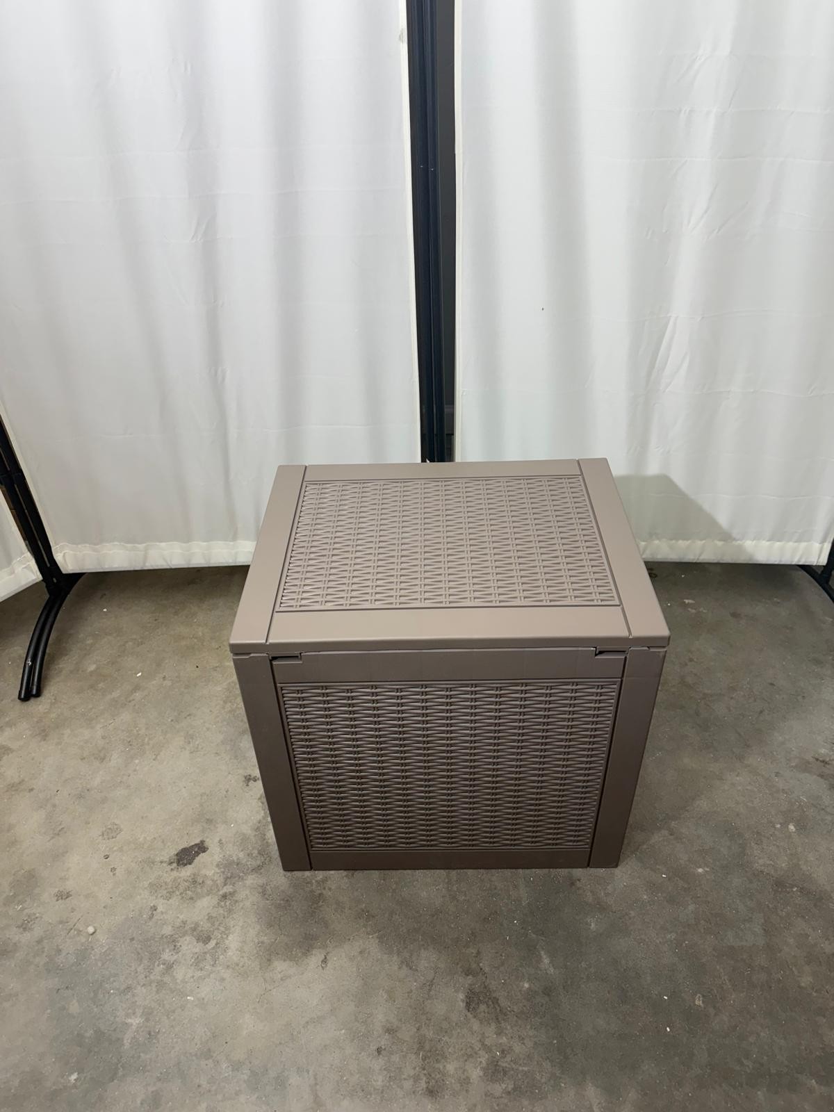 31 Gallon Outdoor Storage Box, Waterproof Resin Deck Box with Lockable Lid, Gray