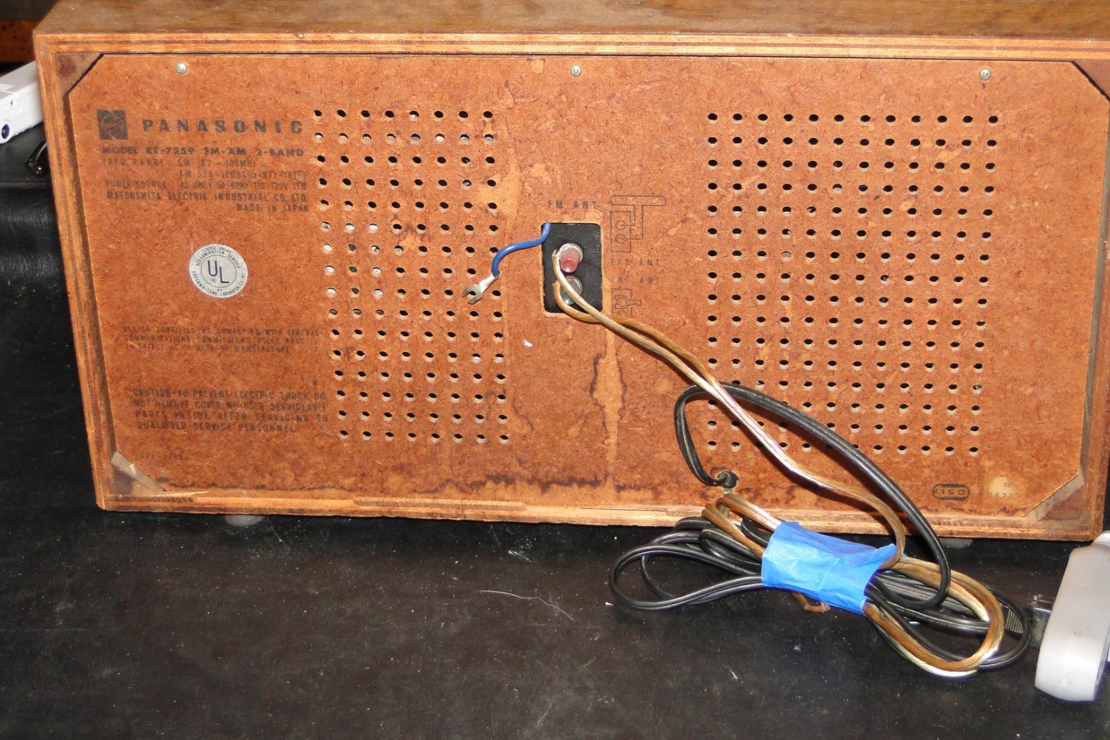 1970’s Panasonic Table Top Radio AM-FM Walnut RE7259 Works great !