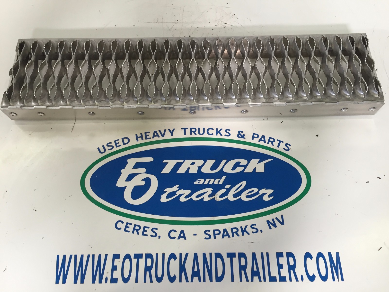 Peterbilt 579 Battery Box Upper Replacement Step - Heavy Duty 384 386 387