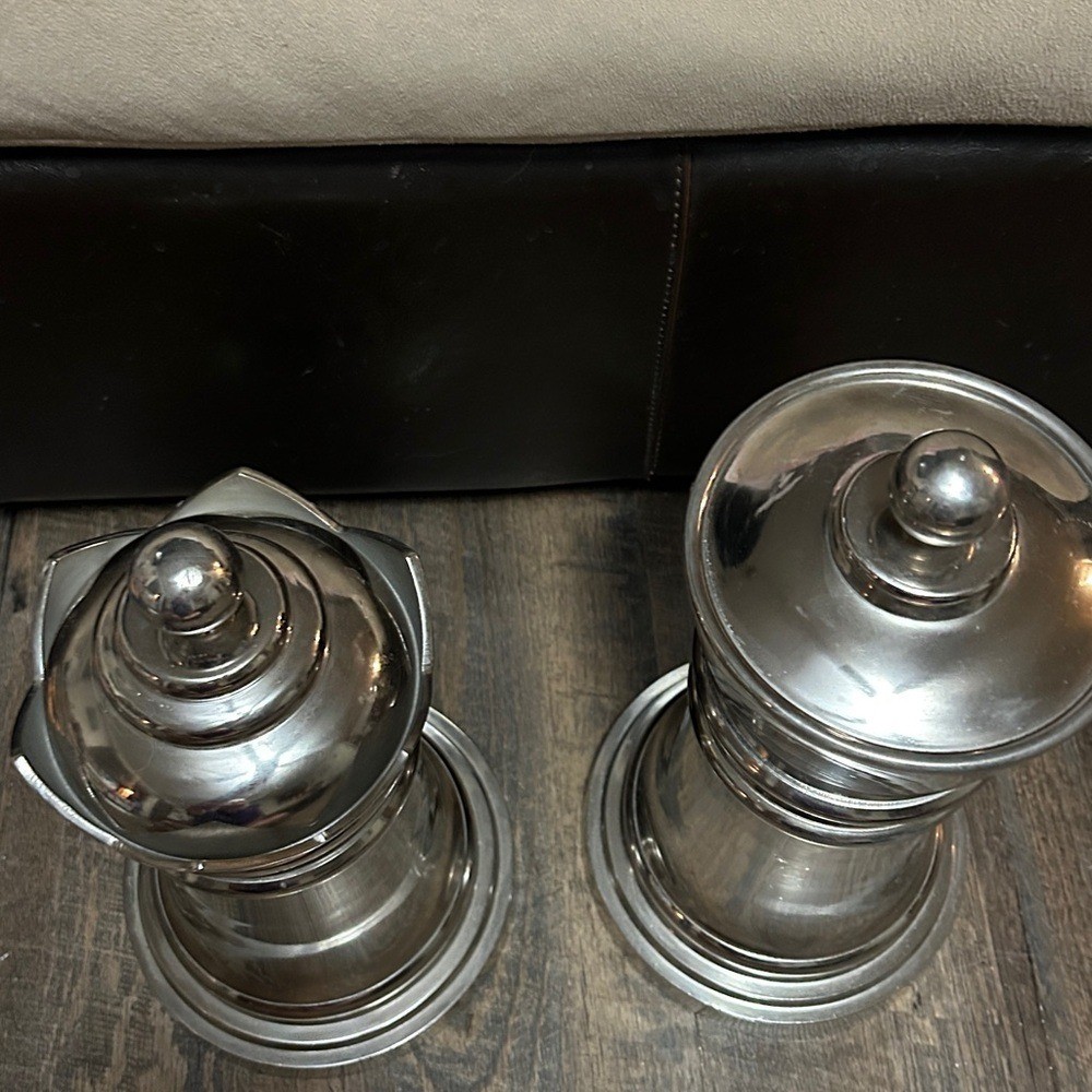 Tommy Bahama metal king and queen chess piece cocktail shaker set Large Game Bar