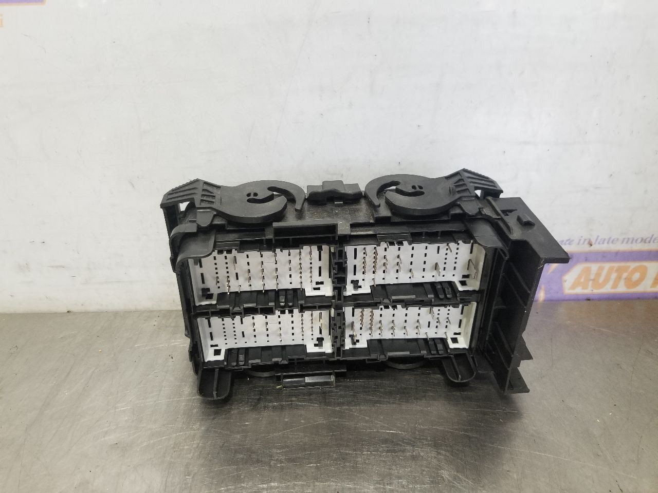 25 CHEVY MALIBU RS FUSE BOX 1.5L ENGINE 42830286