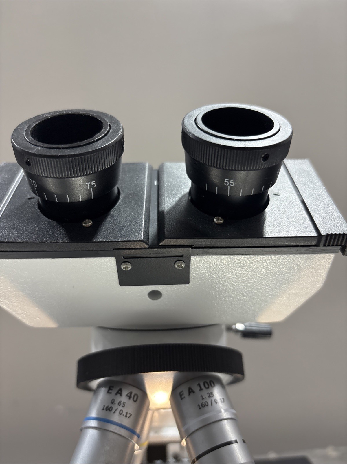 Fisher Scientific Microscope W/4 Objective Lenses EA 10 40 100 4 160/0.17 1.25