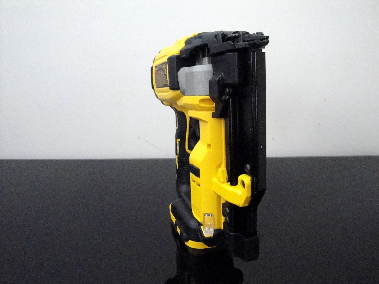 DEWALT DCN623B ATOMIC COMPACT 20V MAX* 23GA PIN NAILER (TOOL ONLY)