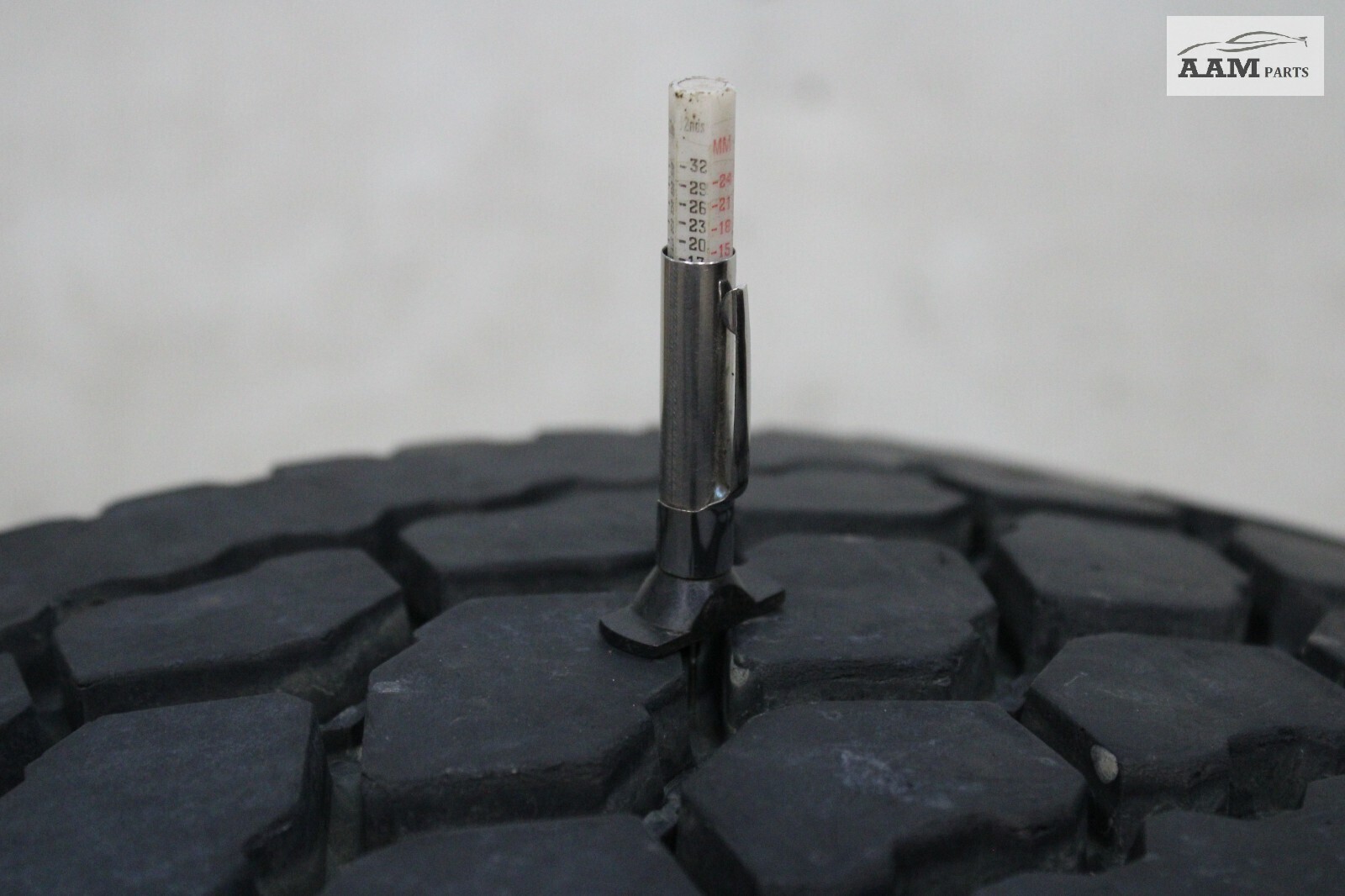 2018-2024 FREIGHTLINER CASCADIA WHEEL TIRE 295/75 R22.5 DOUBLE COIN OEM