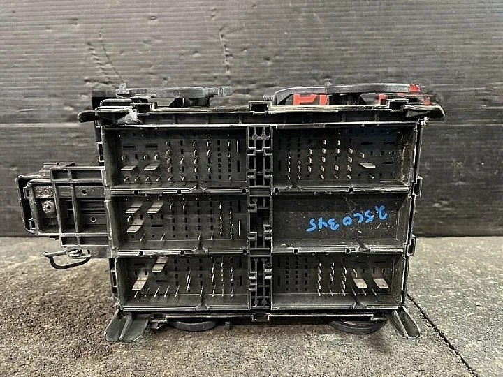 2014-2017 Chevy Silverado 1500 Engine Fuse Box Assembly OEM Tested With Warranty