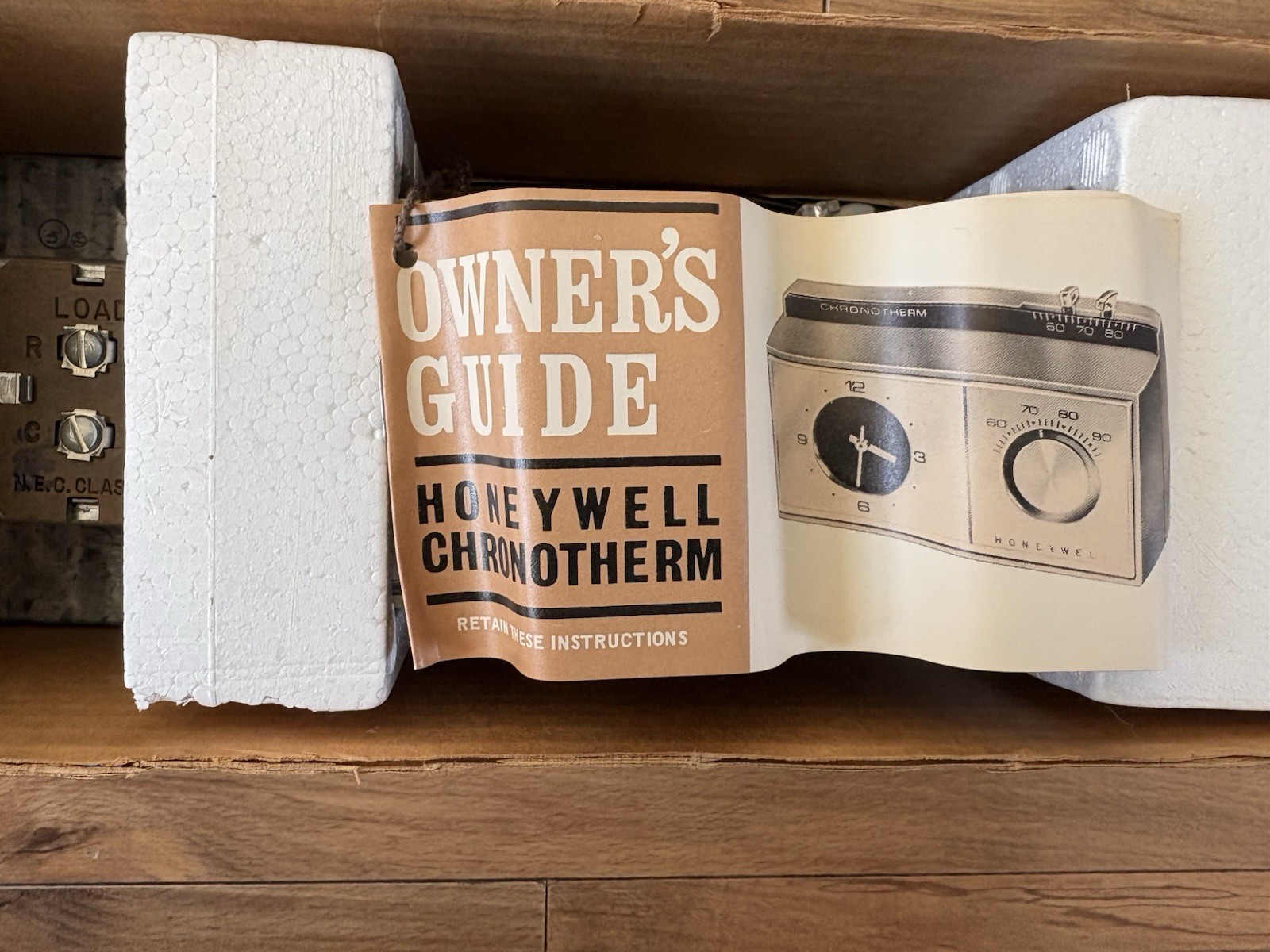 Honeywell Electric Clock Thermostat Heat/AC T882A Vintage 60s 70s New Old Stock