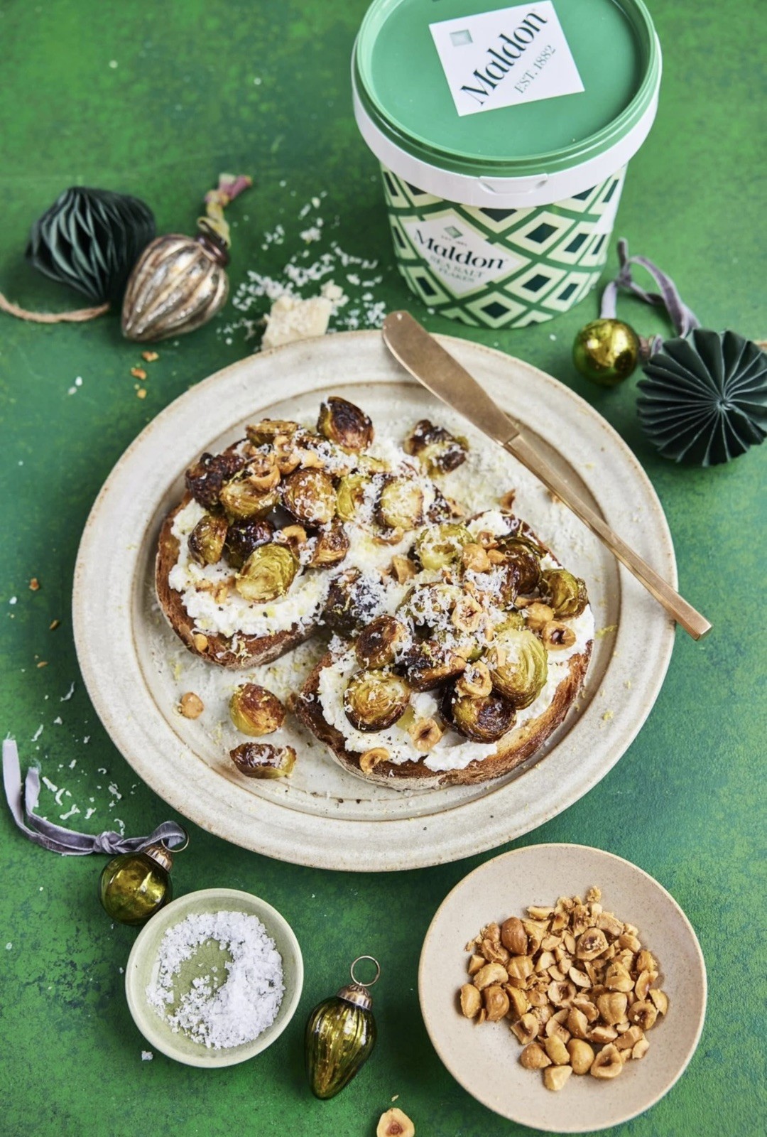 Sea Salt Flakes, 1.25lbs (570 g), Resealable Tub, Kosher, Natural - Maldon