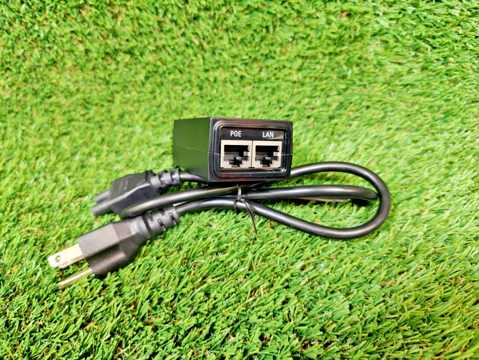 Ubiquiti Networks NBE-M5-16 NanoBeam 5GHz Wireless Access Point w/ PoE, Clamp