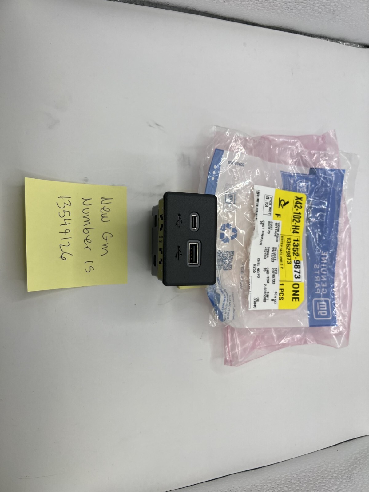 Genuine GM Black USB Port Receptacle 13549126 Chevrolet GMC Cadillac BrightDrop