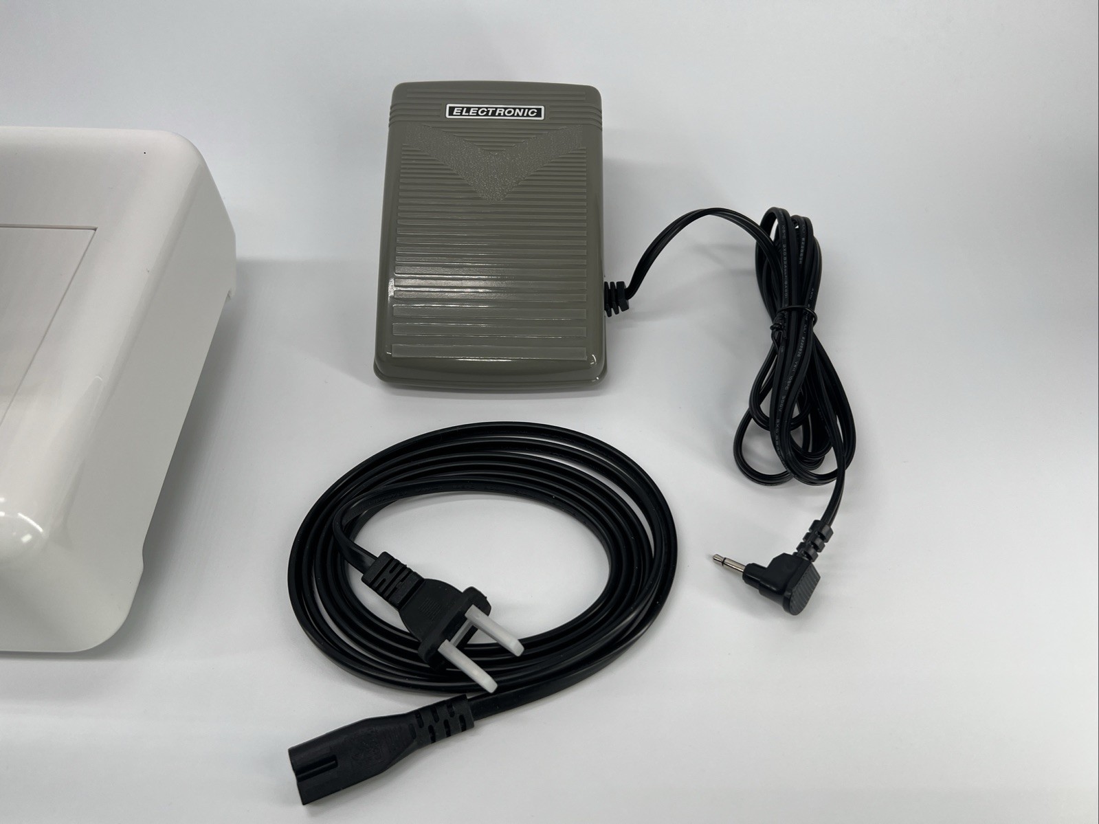 Janome Magnolia 7330 Sewing Machine with Foot Pedal and Power Cord - Excellent