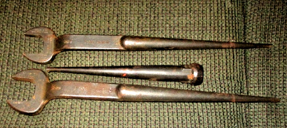 KLEIN TOOLS  SPUD WRENCHES ( 2 ) AND DRIVE PIN 1-7/16 ( 3213-H ) 1-1/4 ( 3212-H)