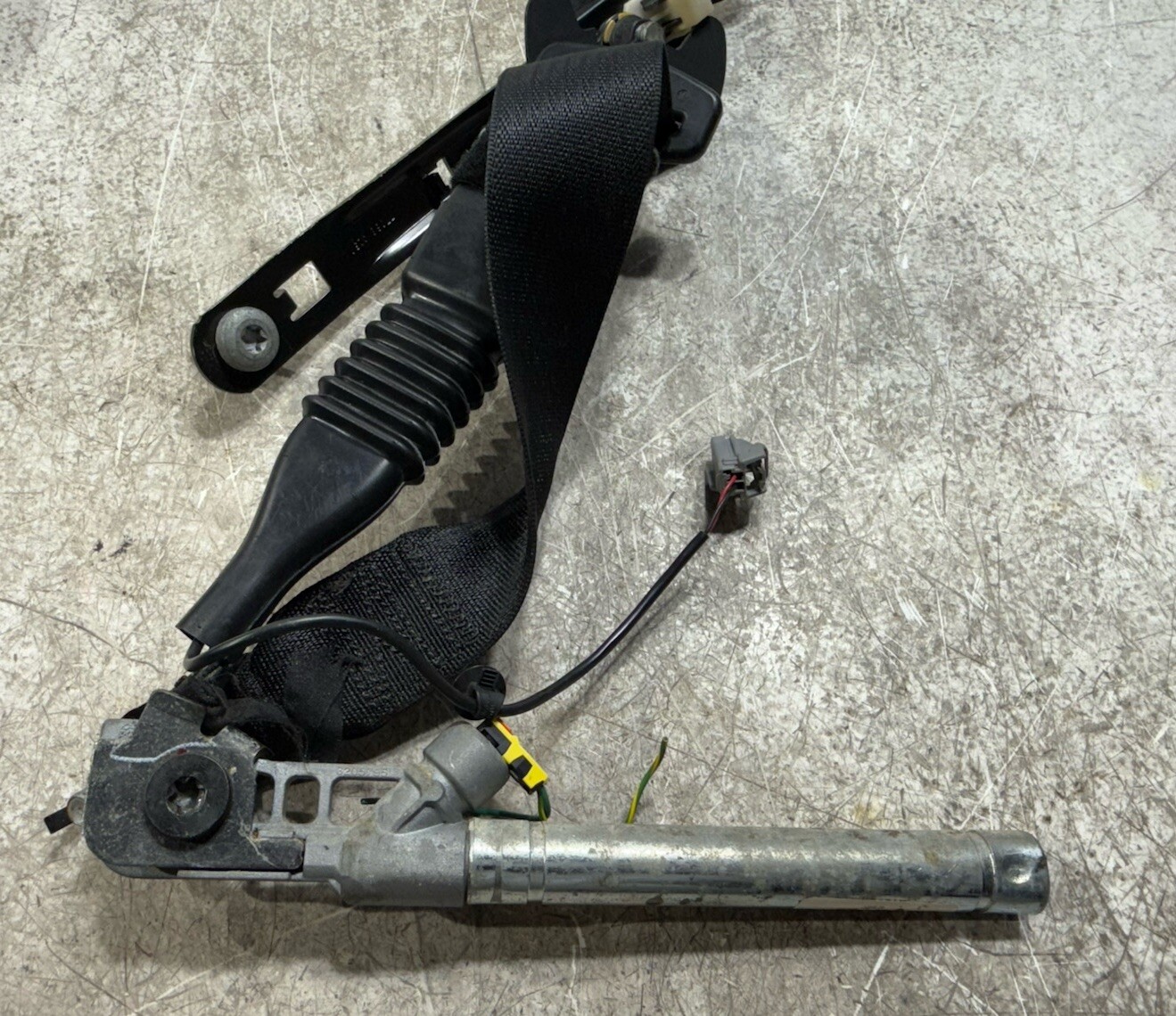 2011 - 2019 Dodge Charger Chrysler 300 Front Seat Belt Pair With Buckle OEM