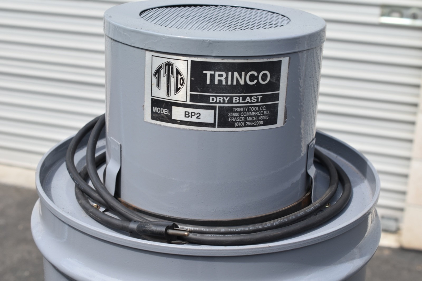 Trinco 36 BP sand blast cabinet with dust collector