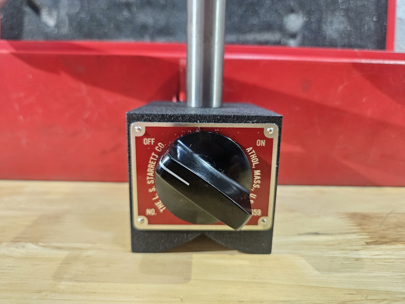 Starrett No. 659 HEAVY DUTY magnetic base with No. 25-131 dial indicator