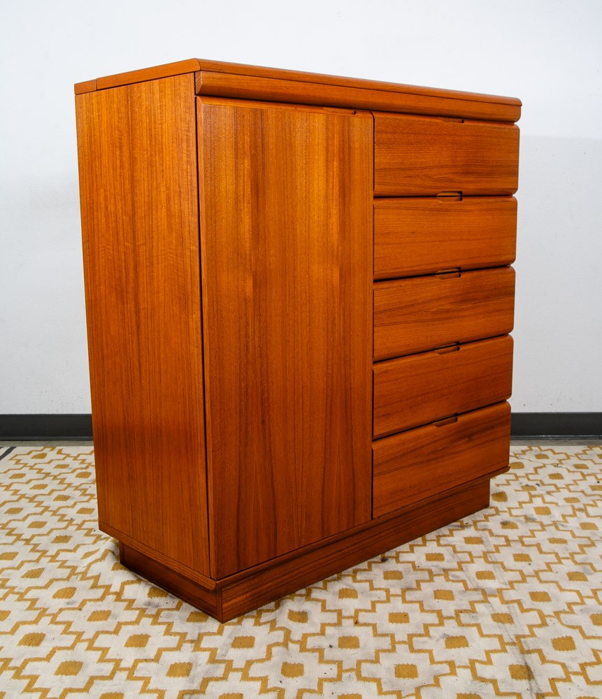 Mid Century Danish Modern Gentlemans Chest Dresser 7 Drawer Teak Vanity Denmark
