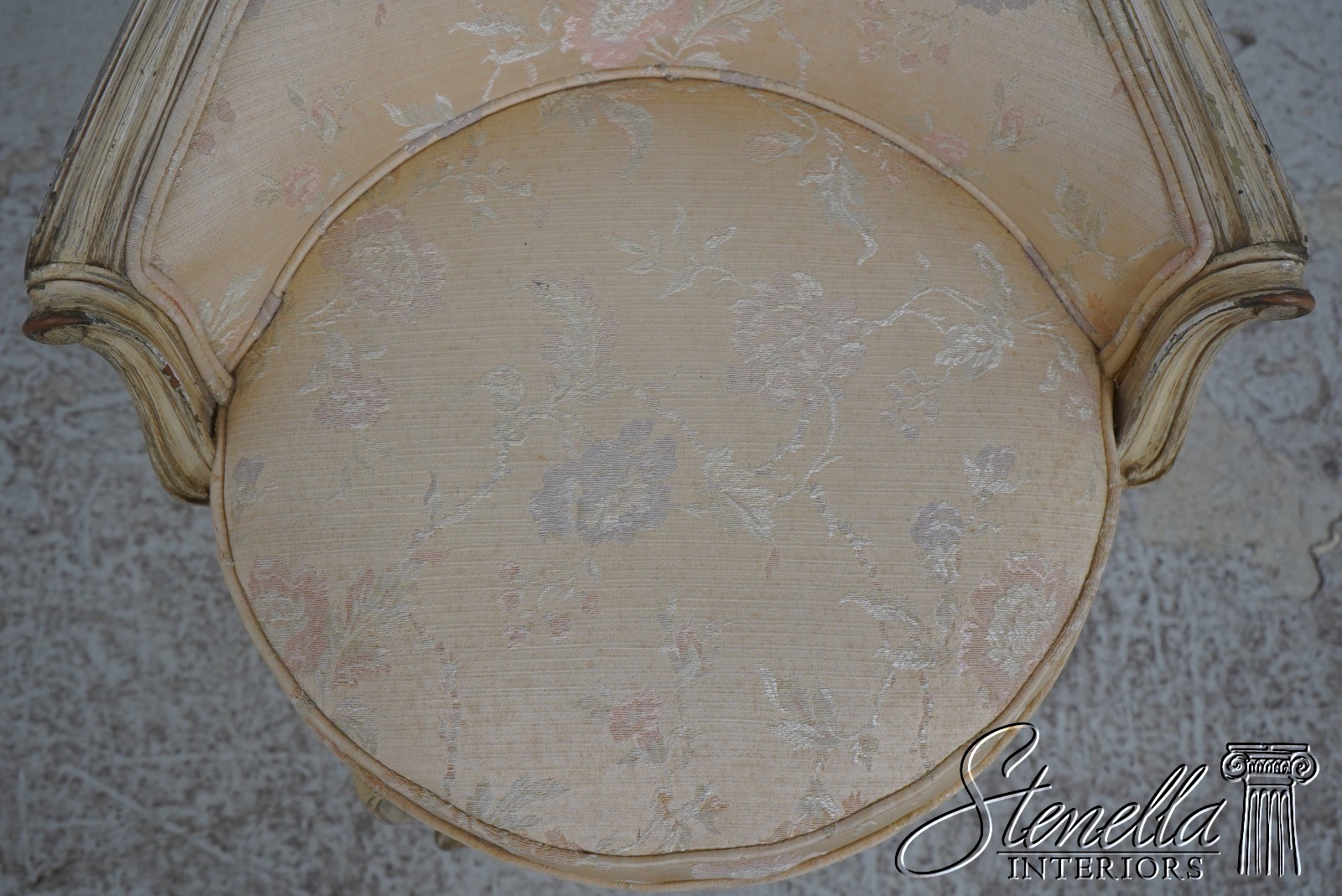 70582: Vintage Dressing Vanity w. Large Mirror & Stool