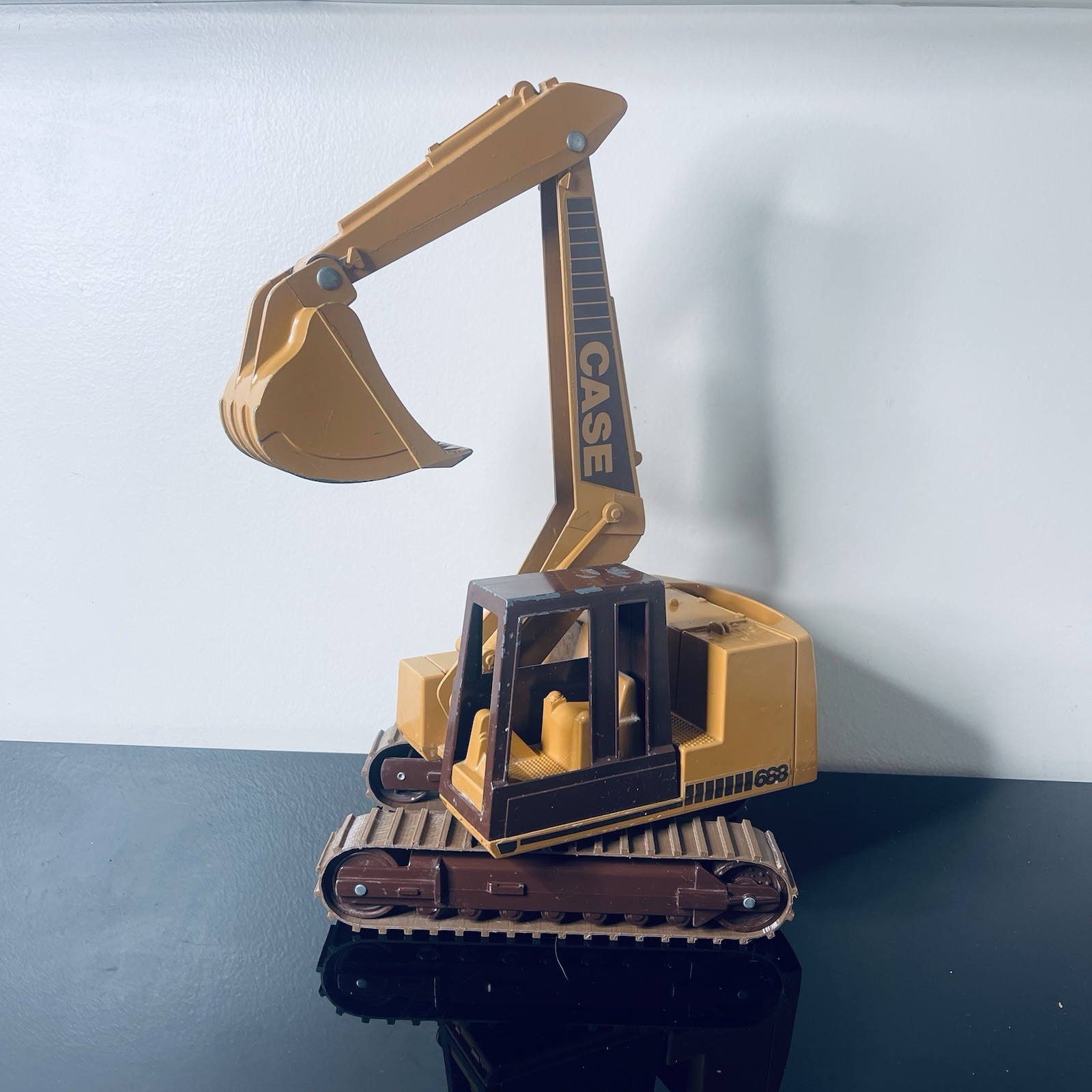 1/16 ERTL CASE Model 688 Excavator Construction Toy With Tracks RARE