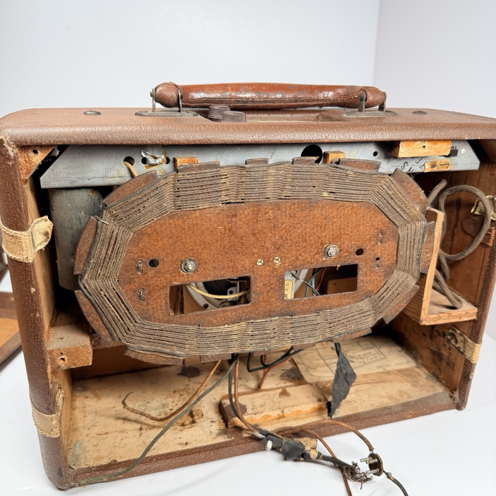 Rare Vintage 1940 GE General Electric JB-630 Carryabout Portable Radio