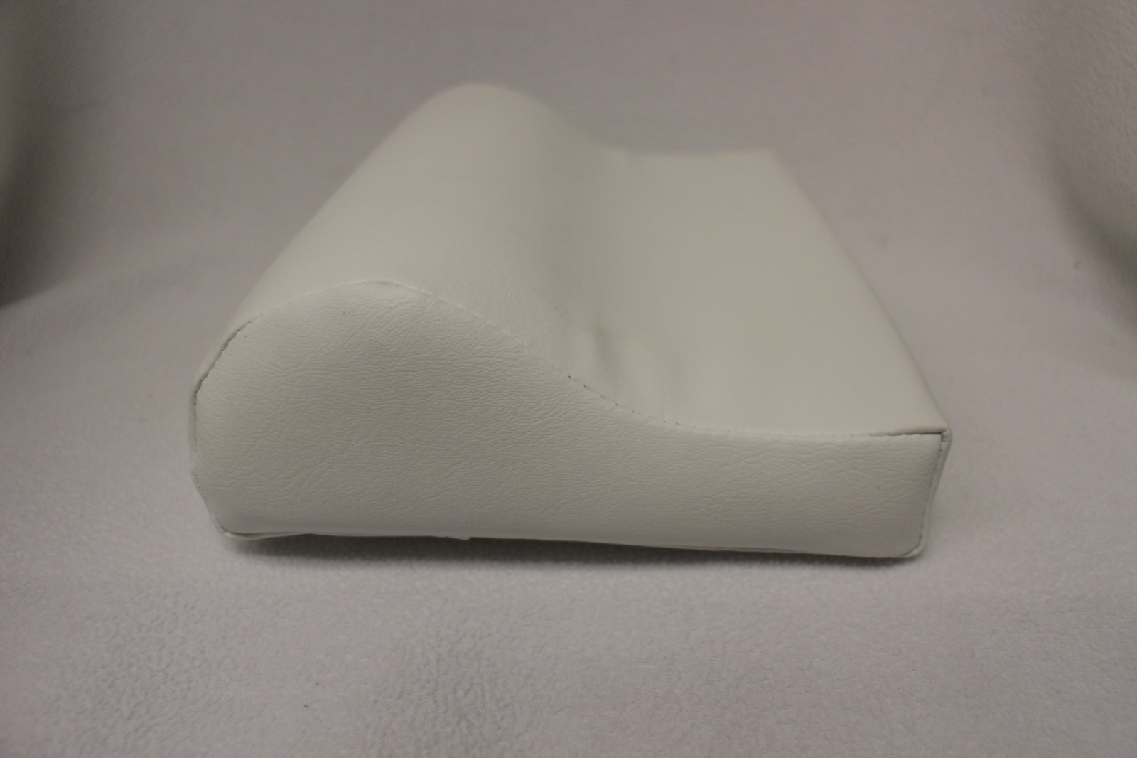GOODMAN SPECIALTY PILLOWS #303 CONTOUR TANNING BED PILLOW - WHITE
