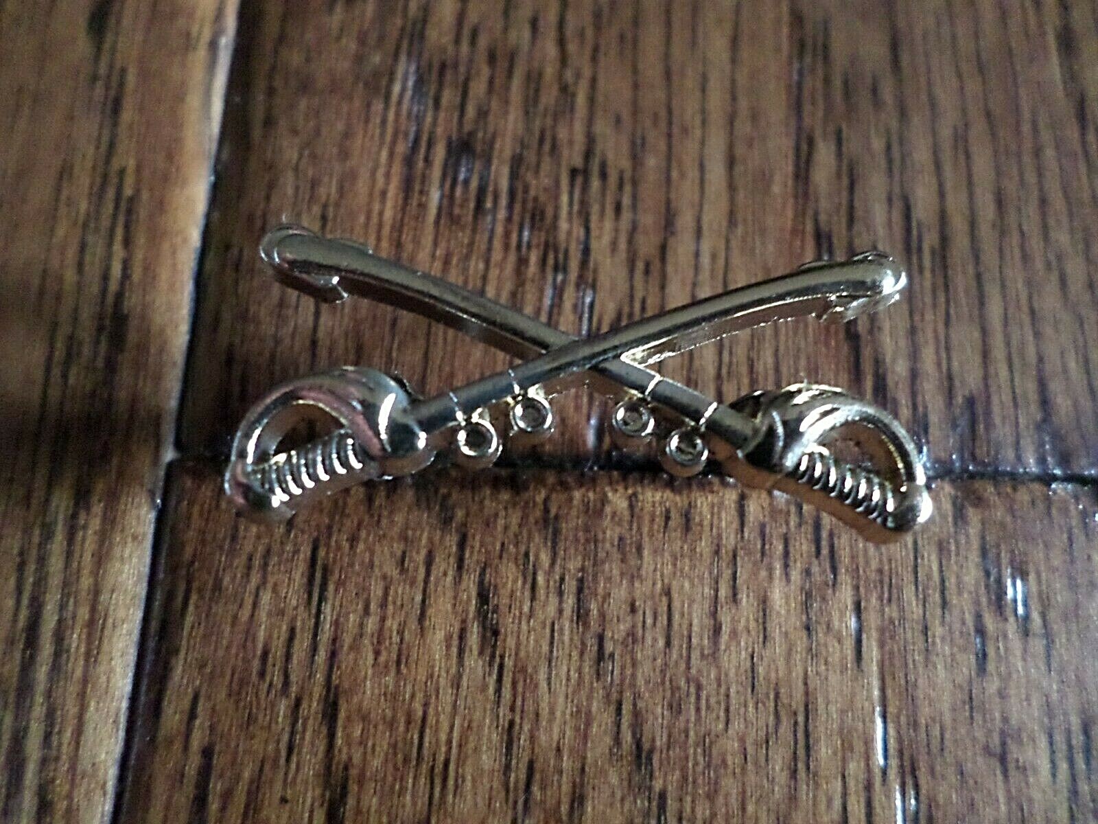 U.S MILITARY CAVALRY METAL HAT BADGES PIN CROSSED SABERS SWORDS MINIATURE PIN