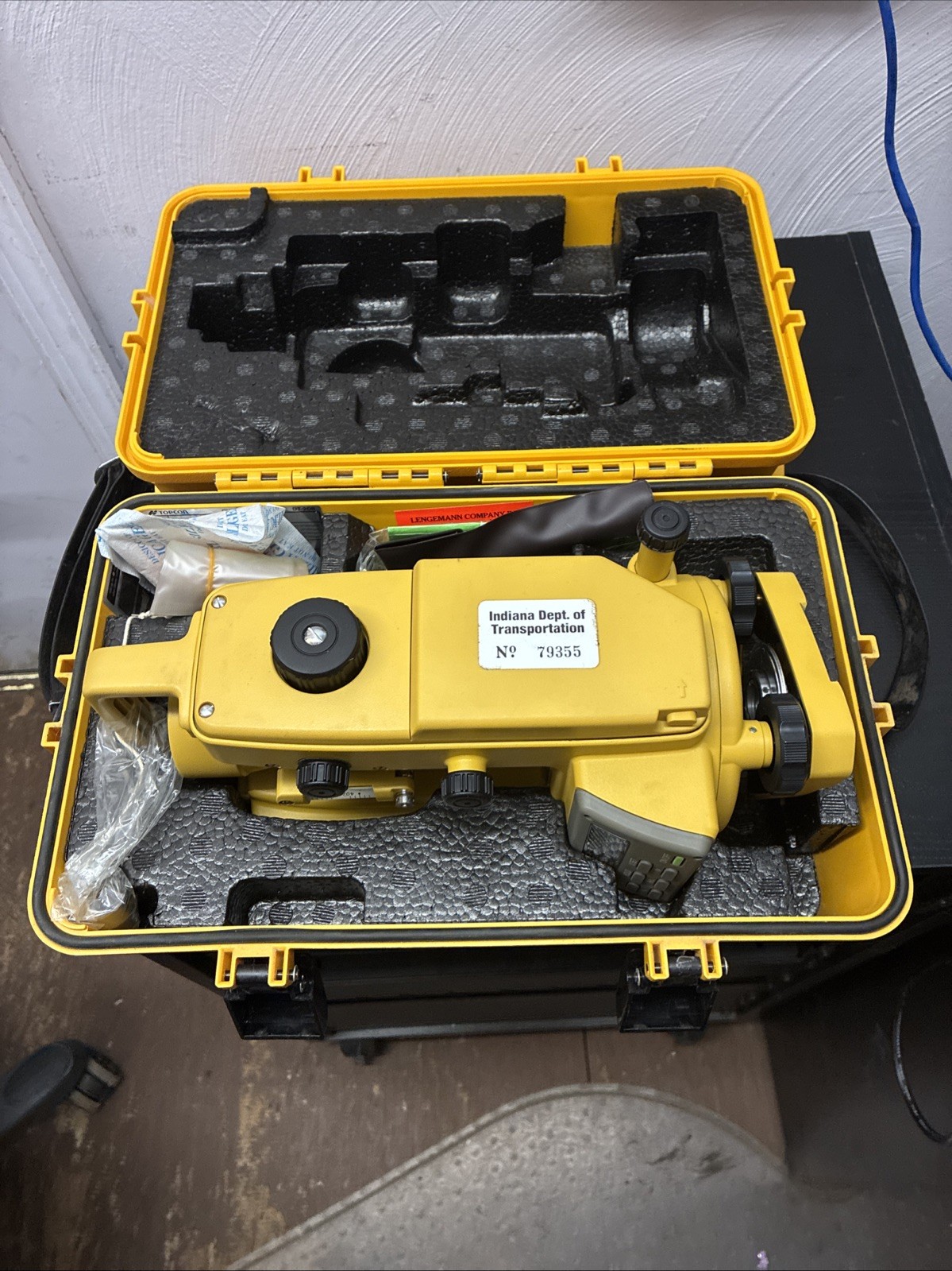 TOPCON DT-20B DIGITAL THEODOLITE, THE BATTERY DOES NOT CHARGE