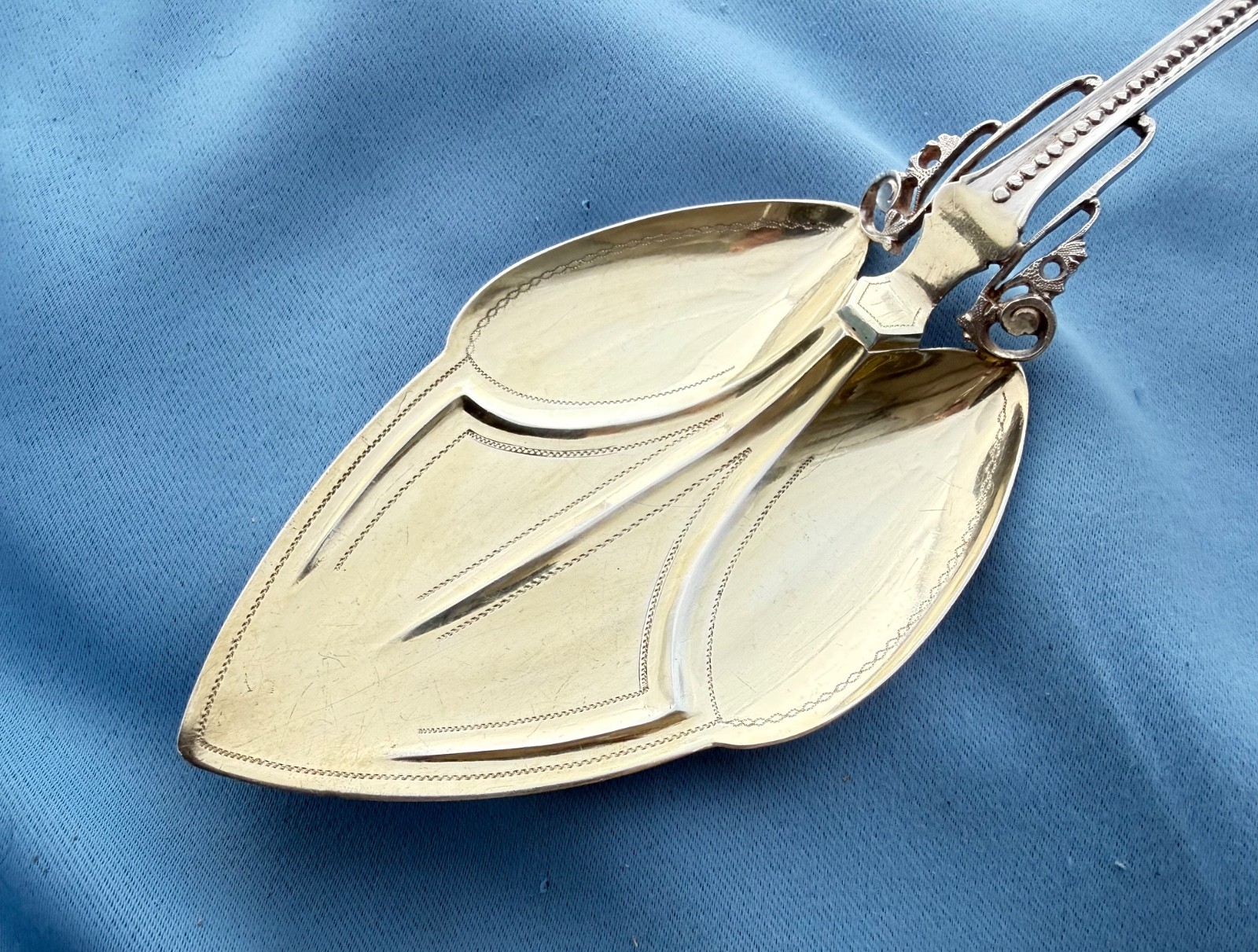 Wood & Hughs Coin Silver Medallion Pie Lifter Gold Wash 10 1/2 In No Mono 113 Gr