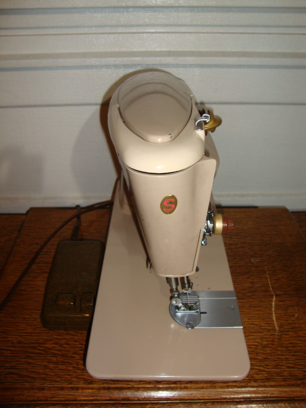 SINGER SEWING MACHINE MODEL 500A ROCKETEER , SERVICED