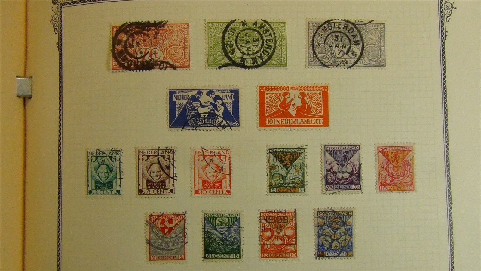 Stampsweis Netherlands collection on Scott Specialty album pages est 1000 to '72