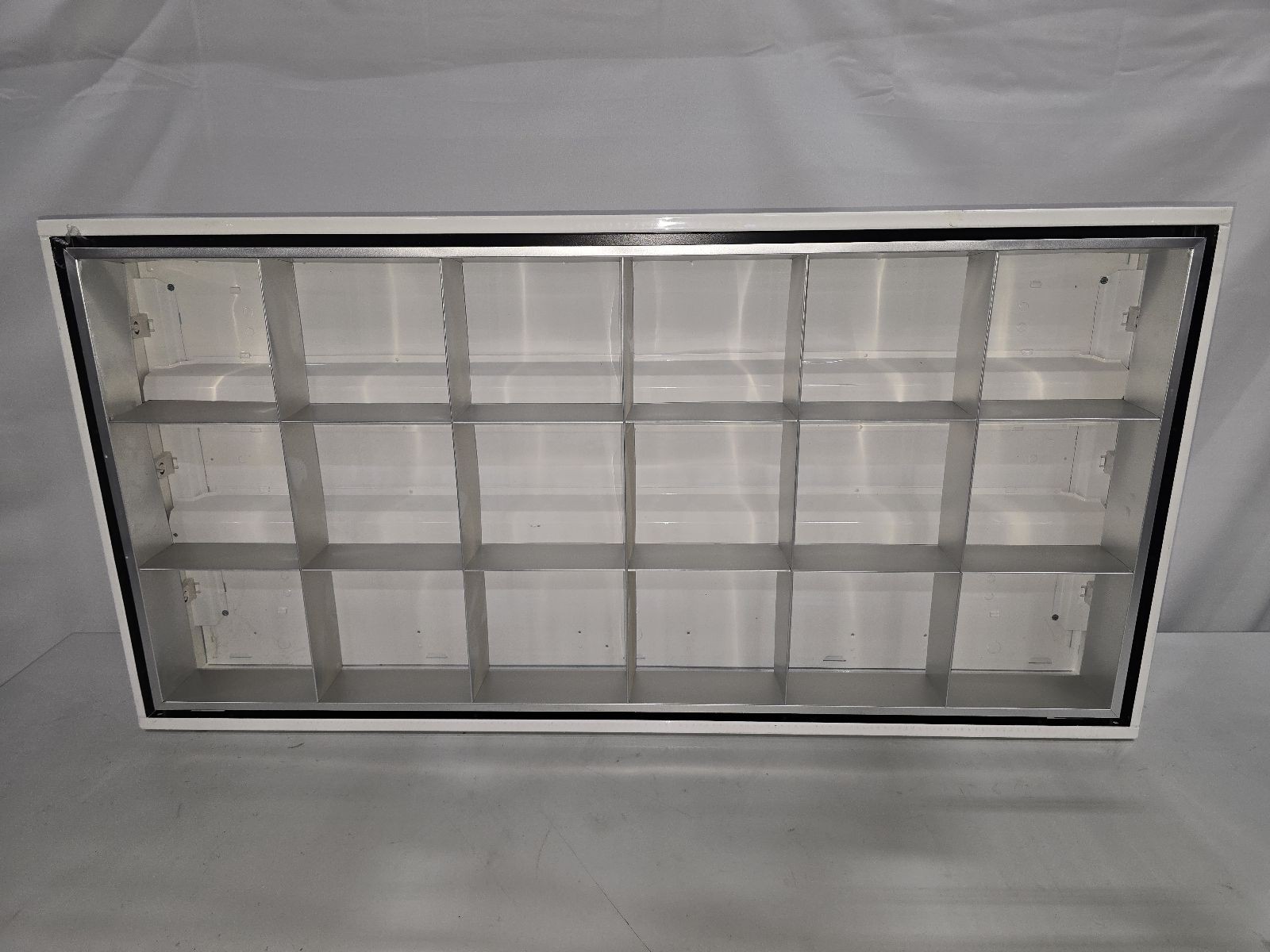 METALUX 2 FT. X 4 FT. SURFACE PARABOLIC, 3 LAMP SLOTS, 32W, 18 CELL, 3