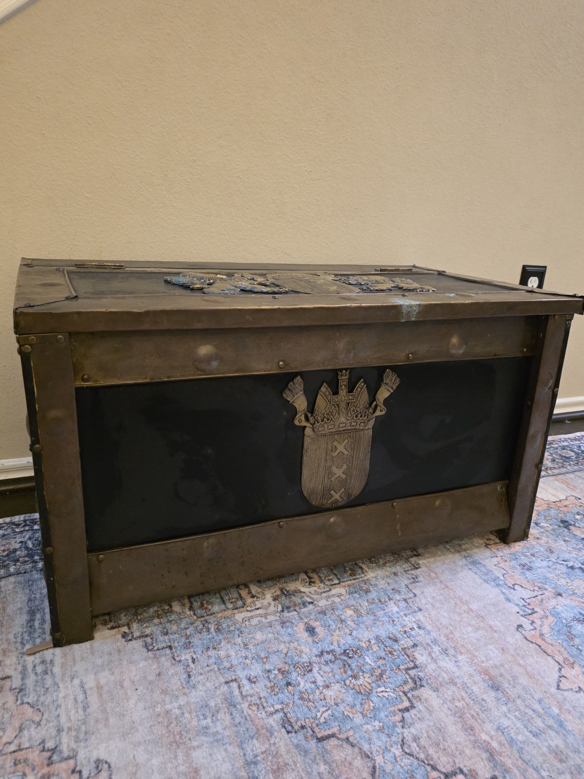 RARE ANTIQUE 19TH C CONTINENTAL BRASS BOUND KINDLING BOX W ARMORIAL. VERY HEAVY