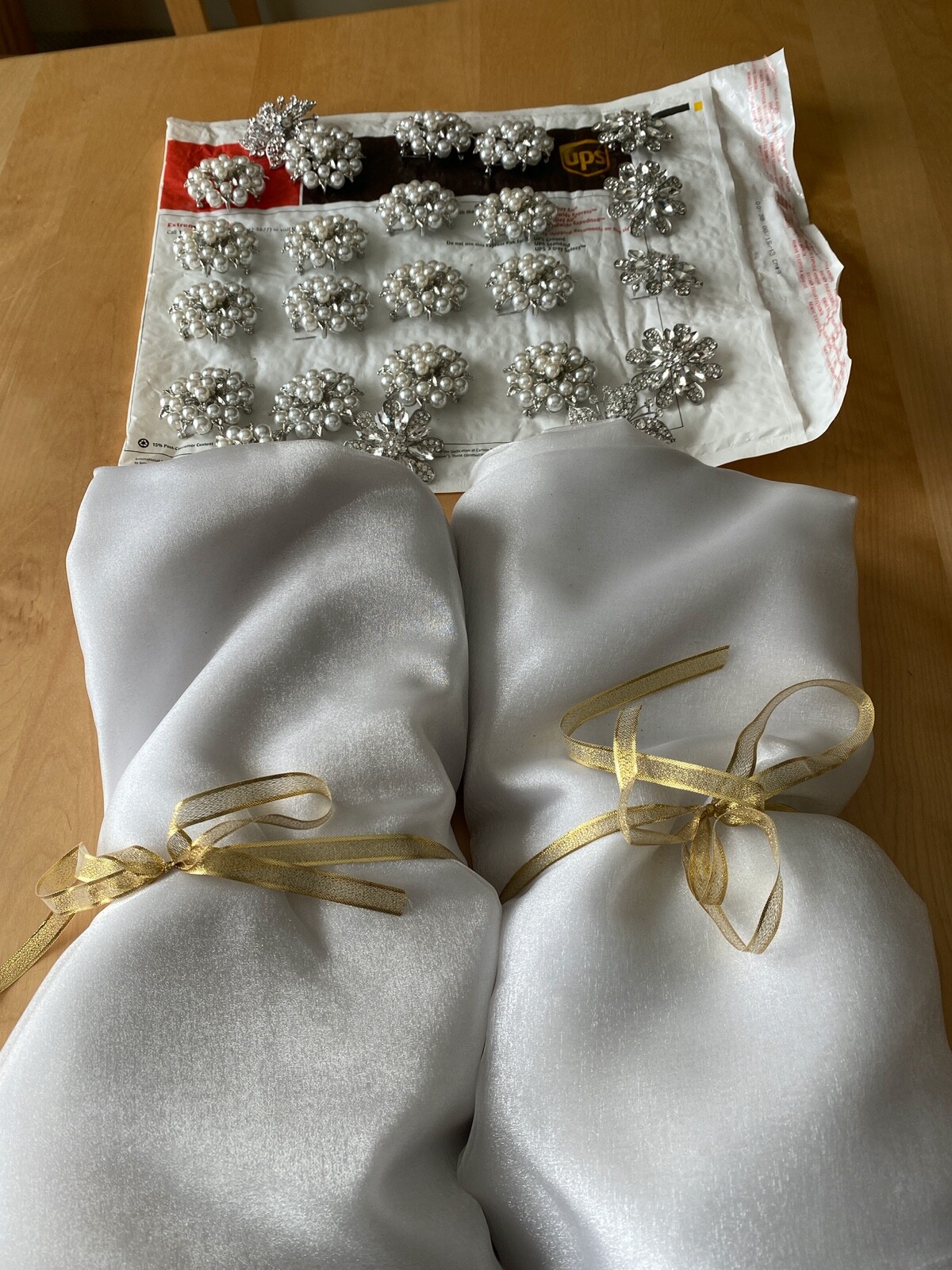 WEDDING STUNNING WHITE FABRIC DRAPING FOR AISLE/CHAIRS + 24 RHINESTONE BROACHES