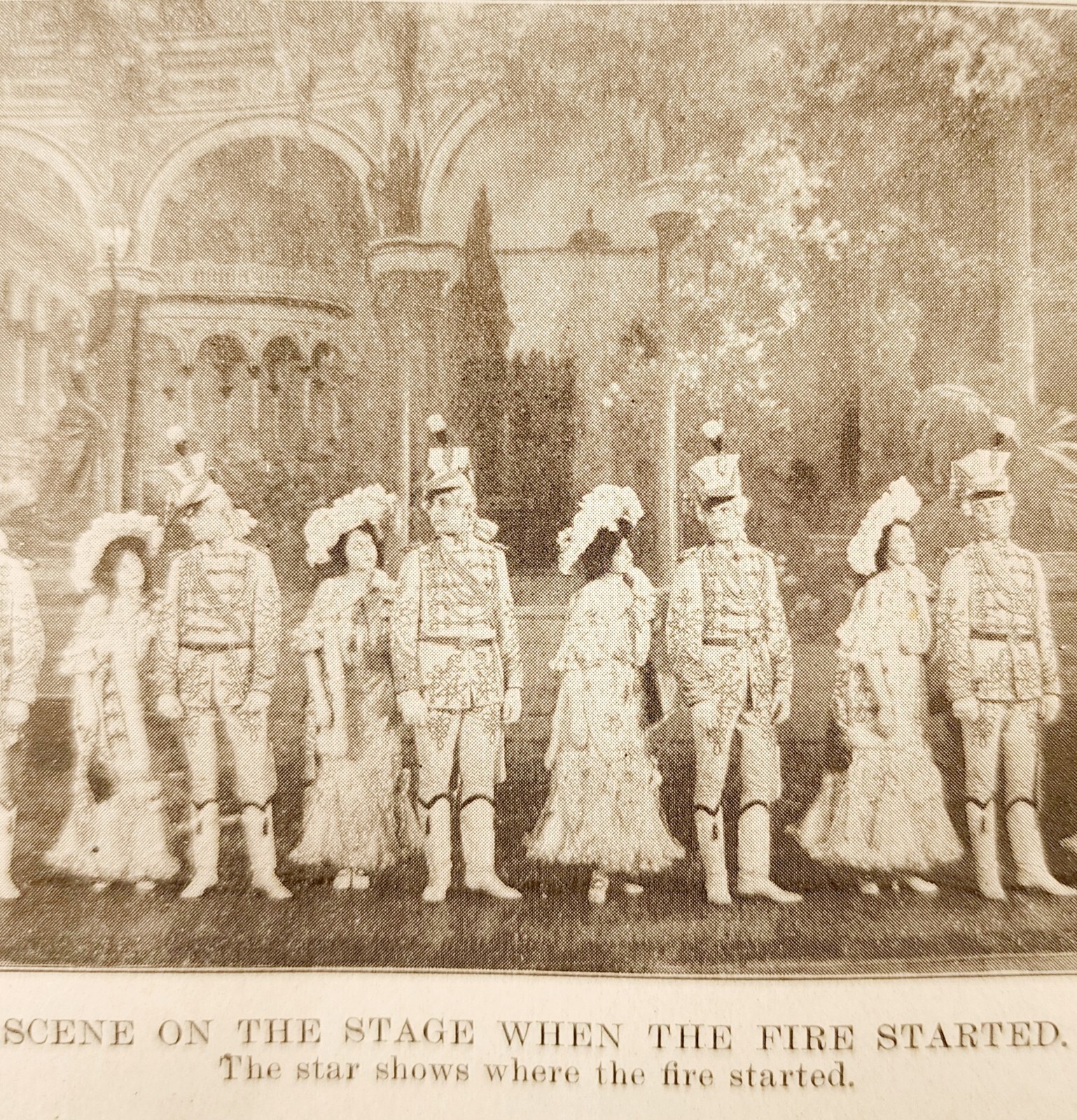 1904 Stage Scene At The Start Of Chicago Iroquois Theater Fire Disaster DWNN5