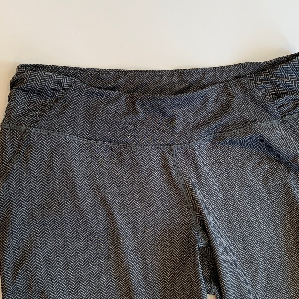 Women’s XL Extra Large Black and Gray Herringbone Print Cropped Leggings
