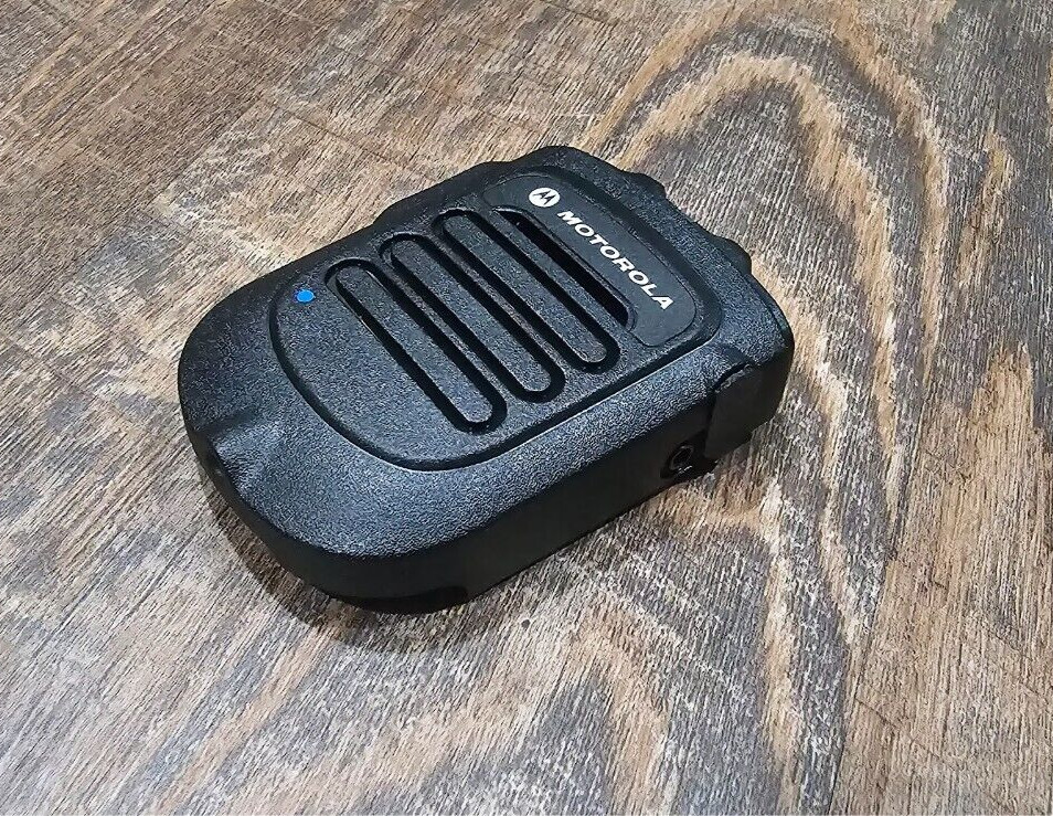 Motorola PMMN4095 Wireless Bluetooth Speaker Mic w/ Charger for APX Radio