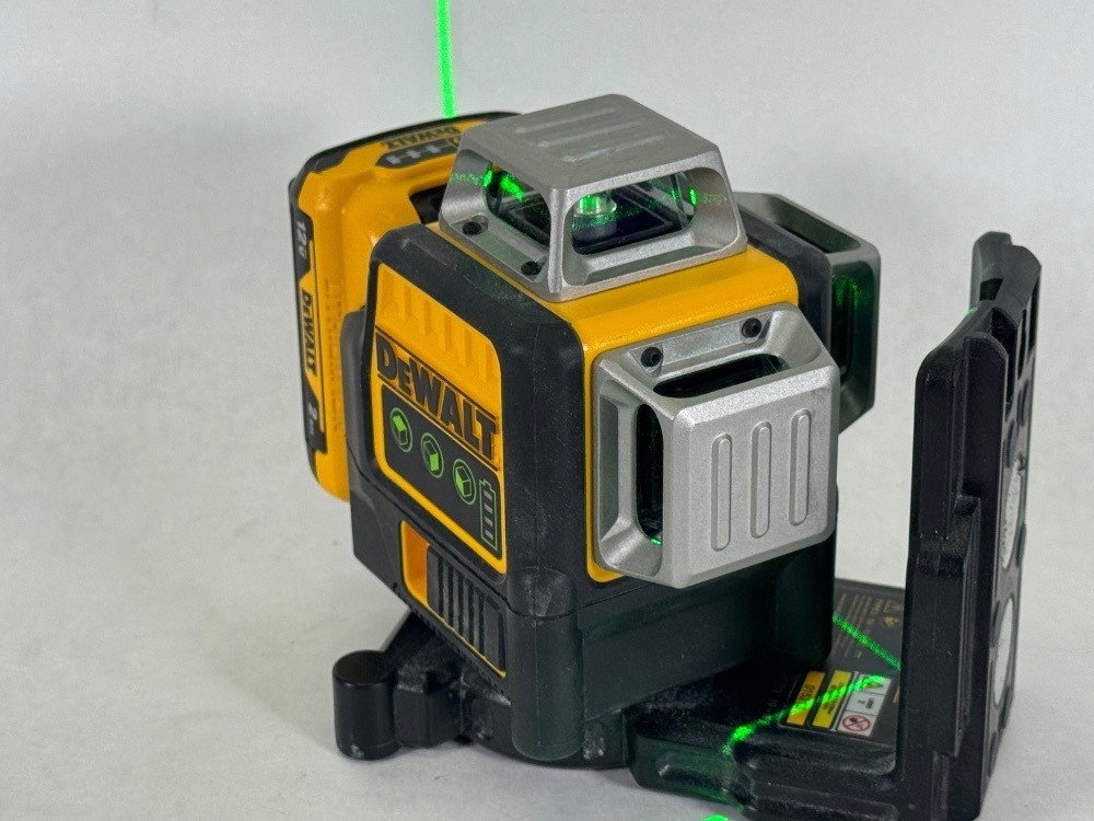 Dewalt DW089LG 20V MAX Laser Level Kit, Cross Line Laser, 3x360, Green