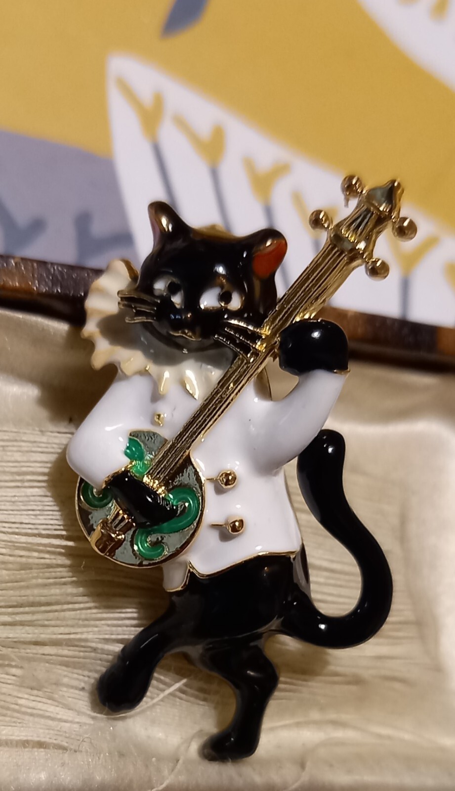 VINTAGE STYLE GOLDTONE BLACK CAT CUTE GUITAR BROOCH QUIRKY UNIQUE UNUSUAL FUN